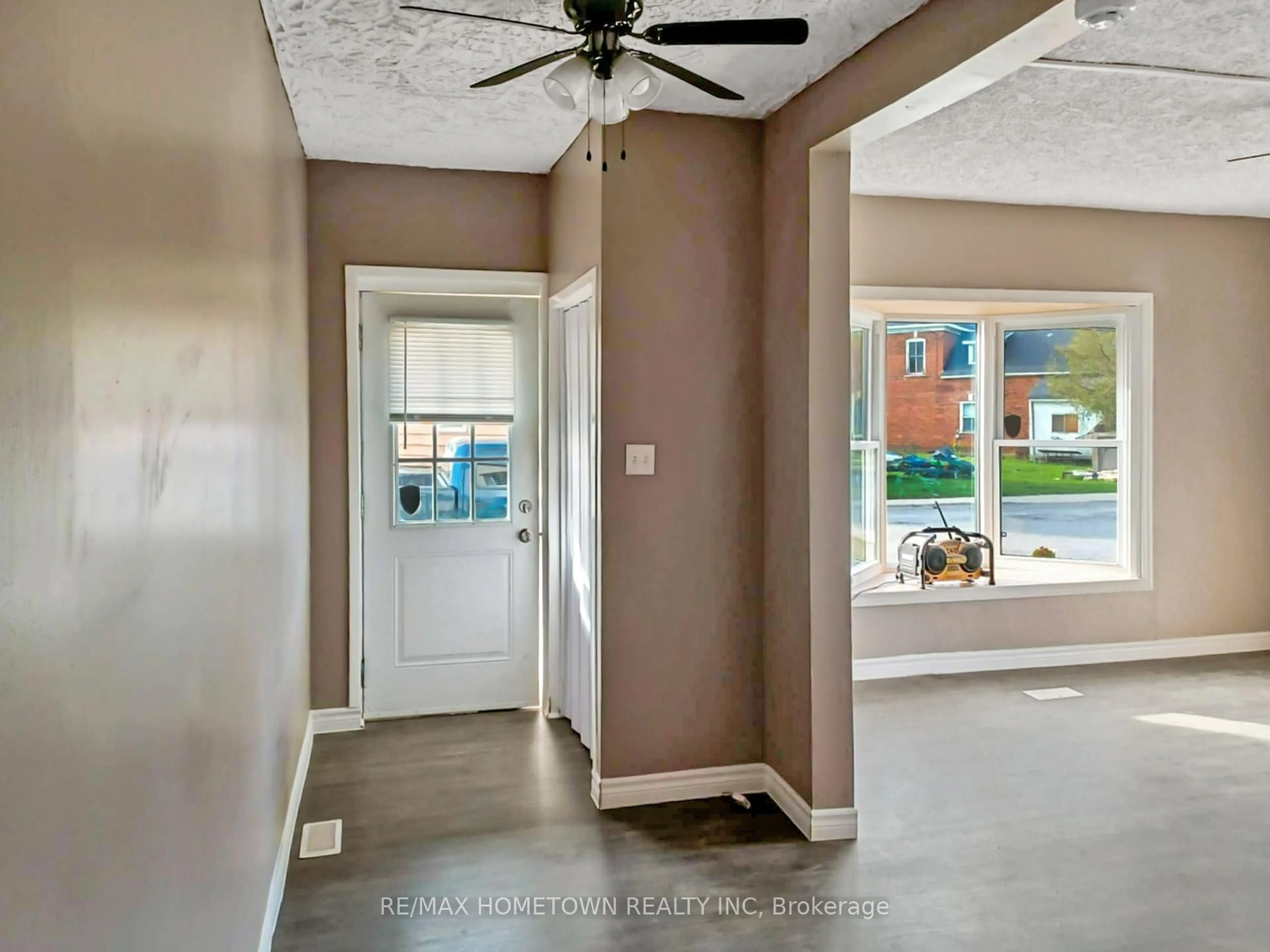 Indoor entryway for 5 Robinson Ave, Smiths Falls Ontario K7A 1K3