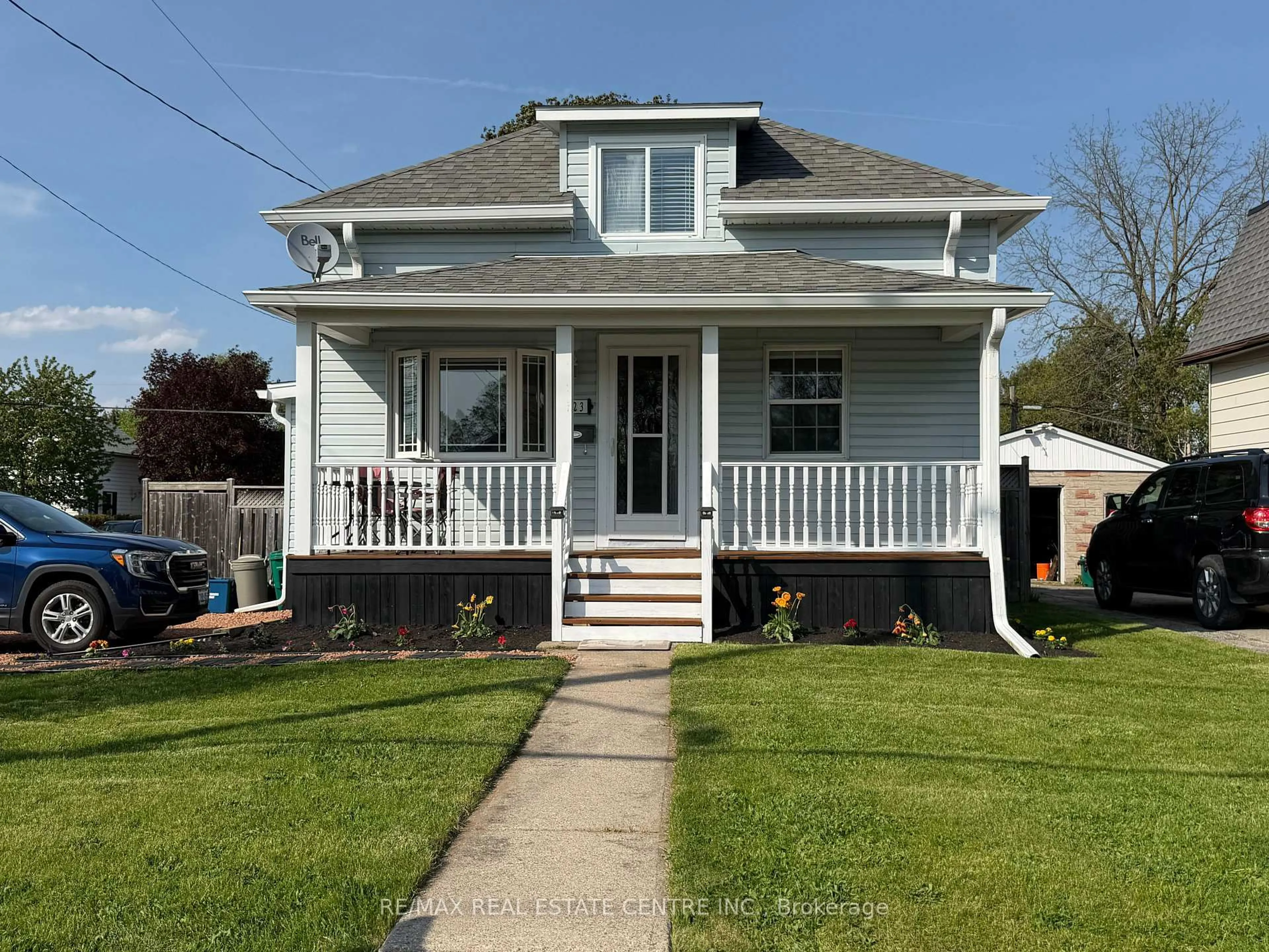 Home with vinyl exterior material, street for 123 Norfolk Ave, Cambridge Ontario N1R 3V3