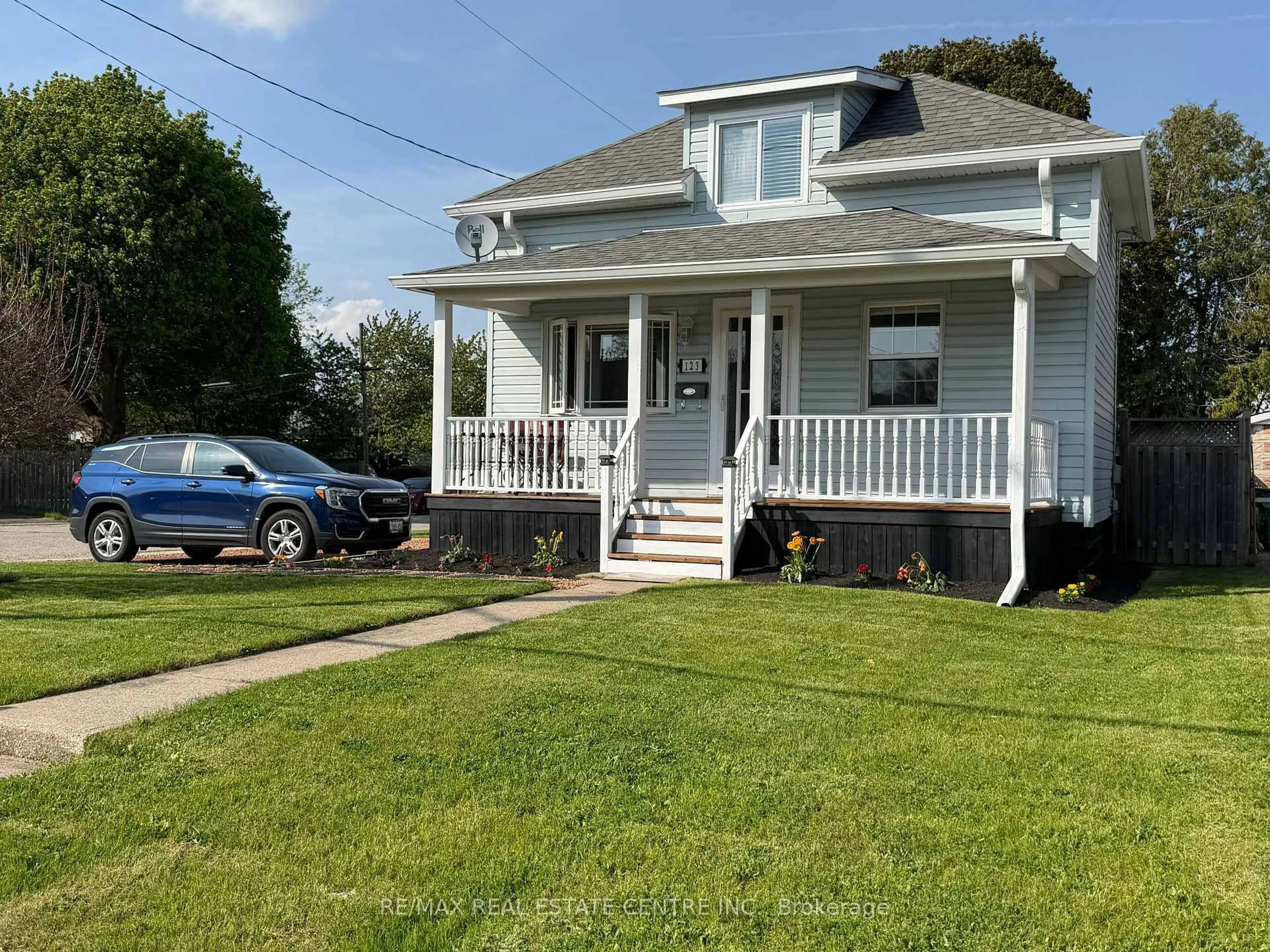 A pic from outside/outdoor area/front of a property/back of a property/a pic from drone, street for 123 Norfolk Ave, Cambridge Ontario N1R 3V3