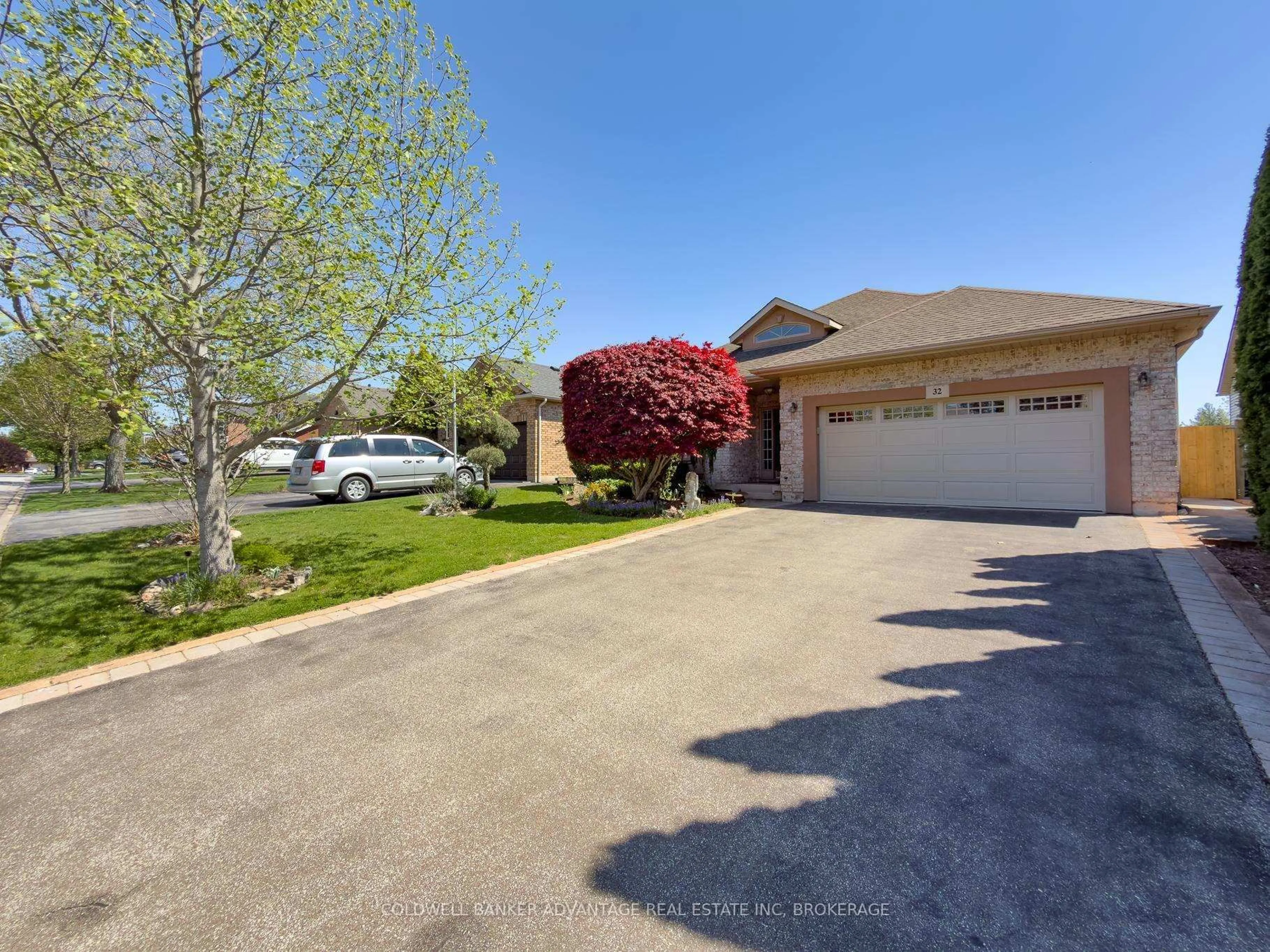 A pic from outside/outdoor area/front of a property/back of a property/a pic from drone, street for 32 Michaela Cres, Pelham Ontario L0S 1E4
