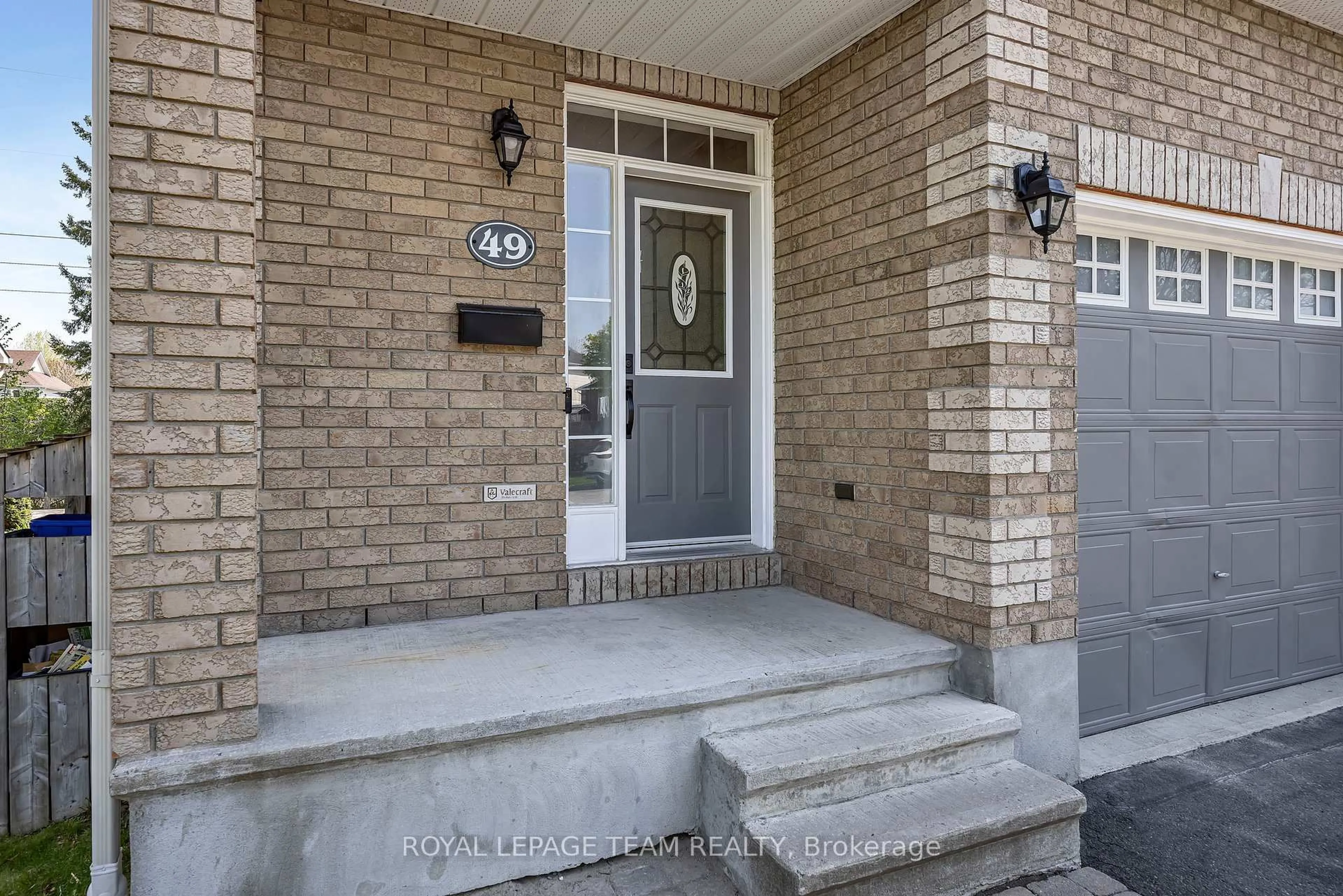 Indoor entryway for 49 Chantilly Gate, Stittsville Ontario K2S 2B1