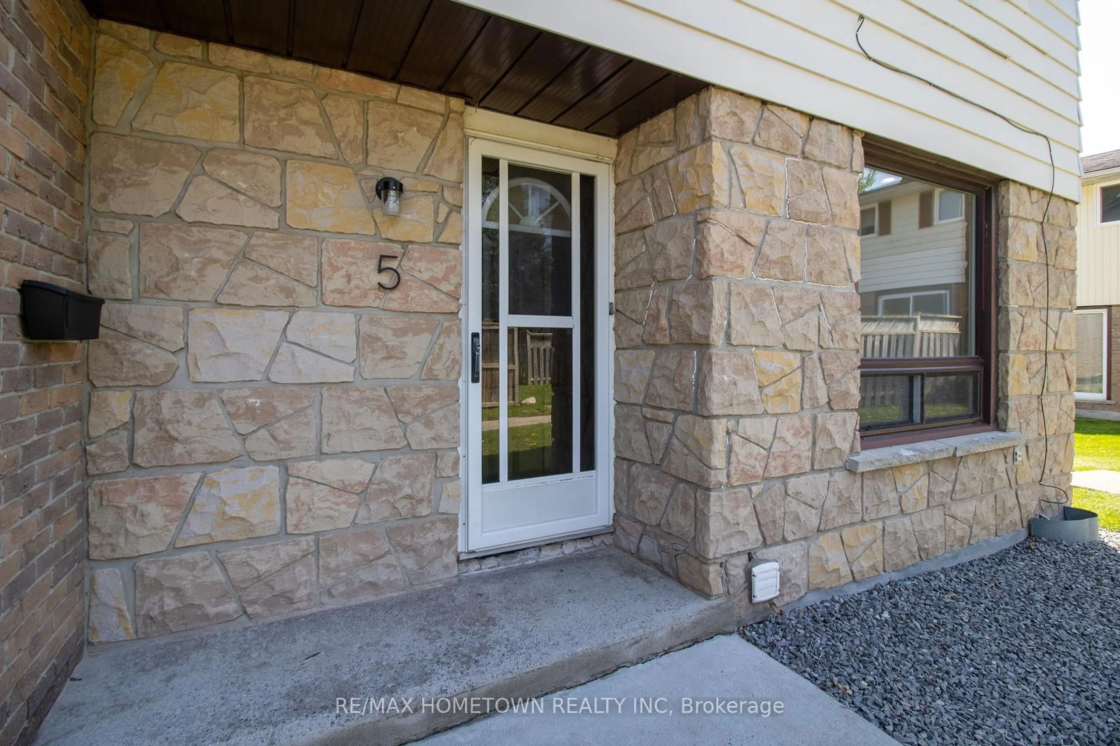 Indoor entryway for 1293 Vista Dr #5, Brockville Ontario K6V 6G2