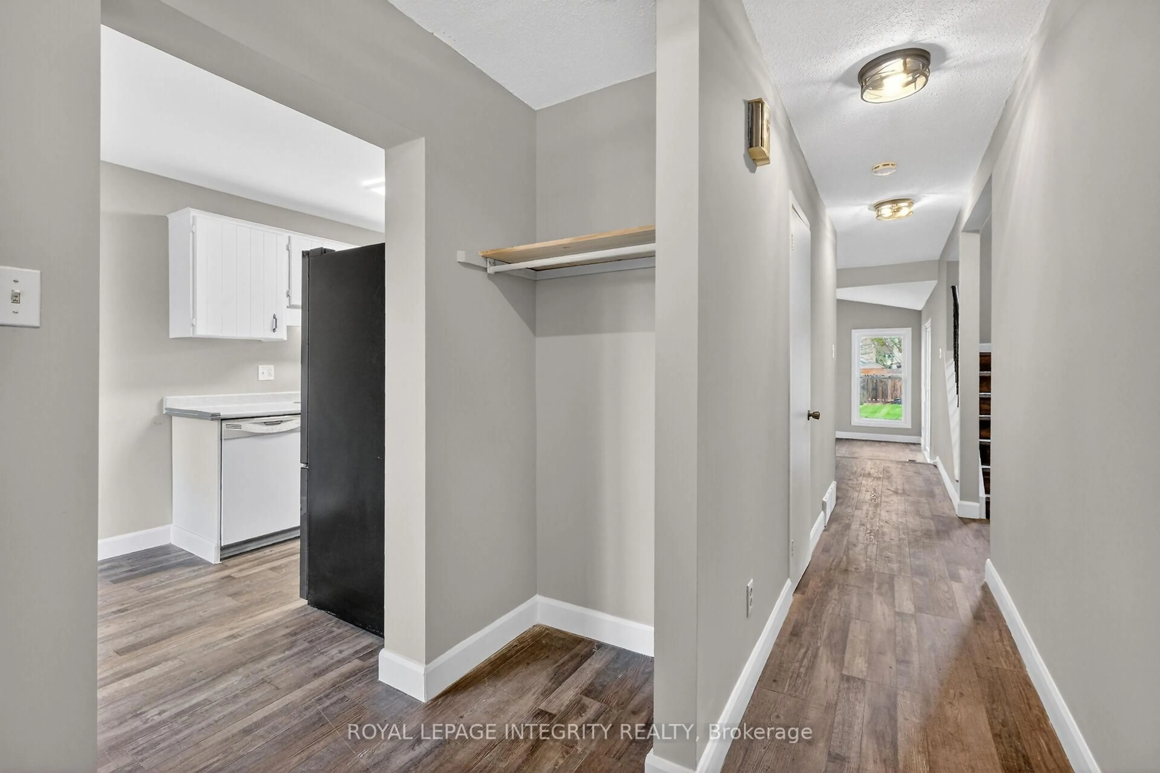 Indoor entryway for 1167 Saint-Emmanuel Terr, Ottawa Ontario K1C 2J6