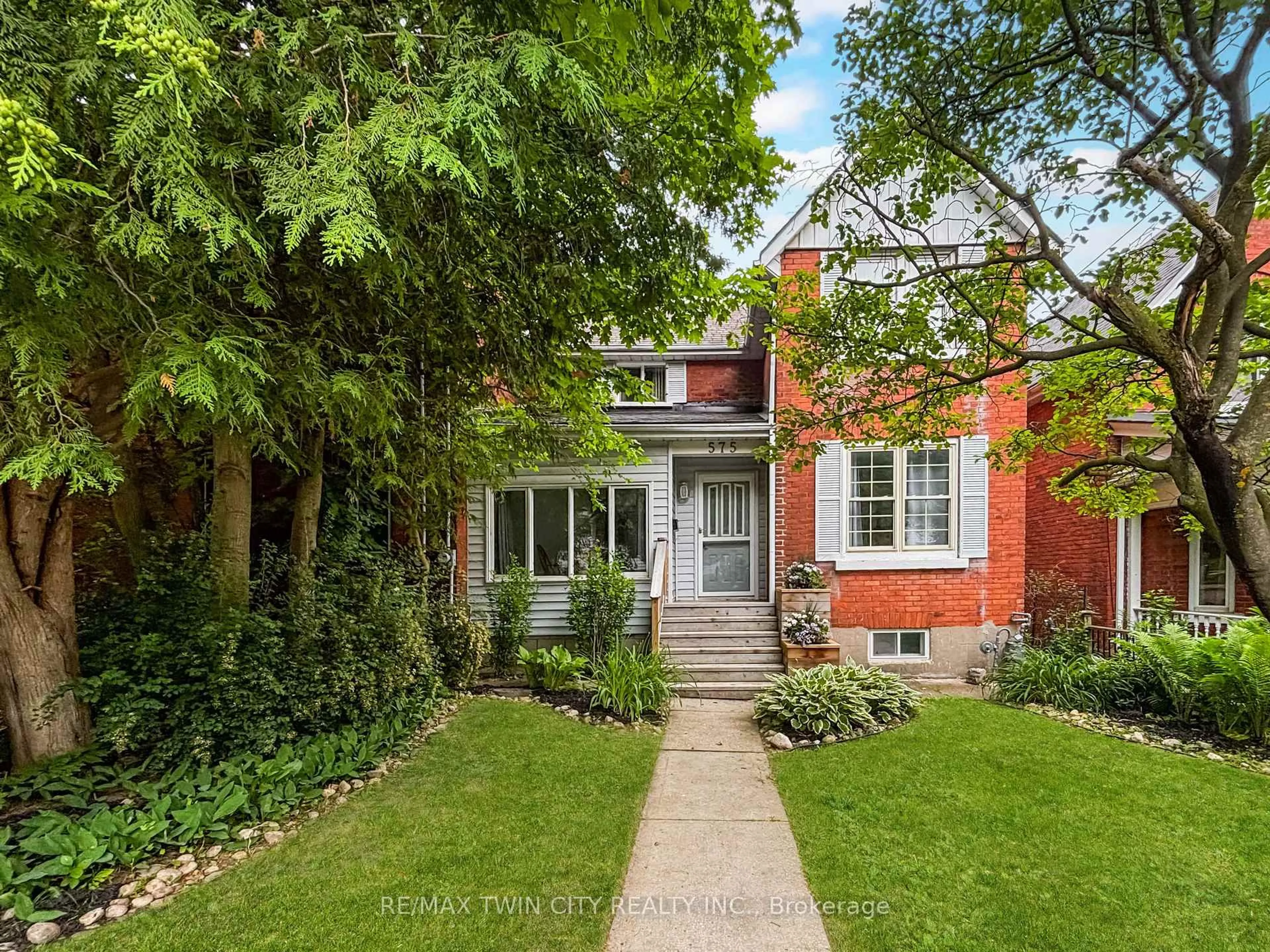 A pic from outside/outdoor area/front of a property/back of a property/a pic from drone, street for 575 George St, Woodstock Ontario N4S 4J7