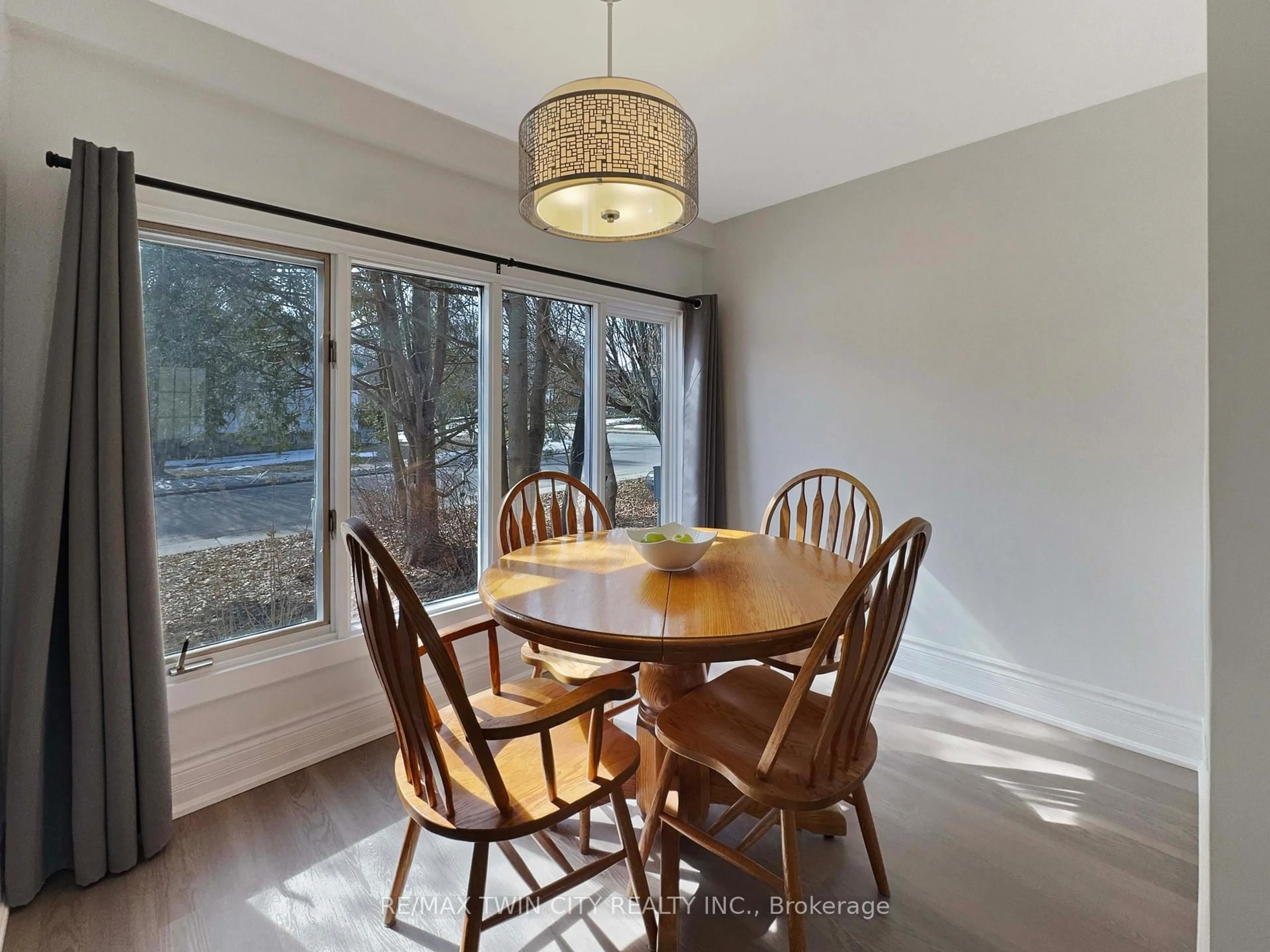 Dining room, wood/laminate floor for 575 George St, Woodstock Ontario N4S 4J7