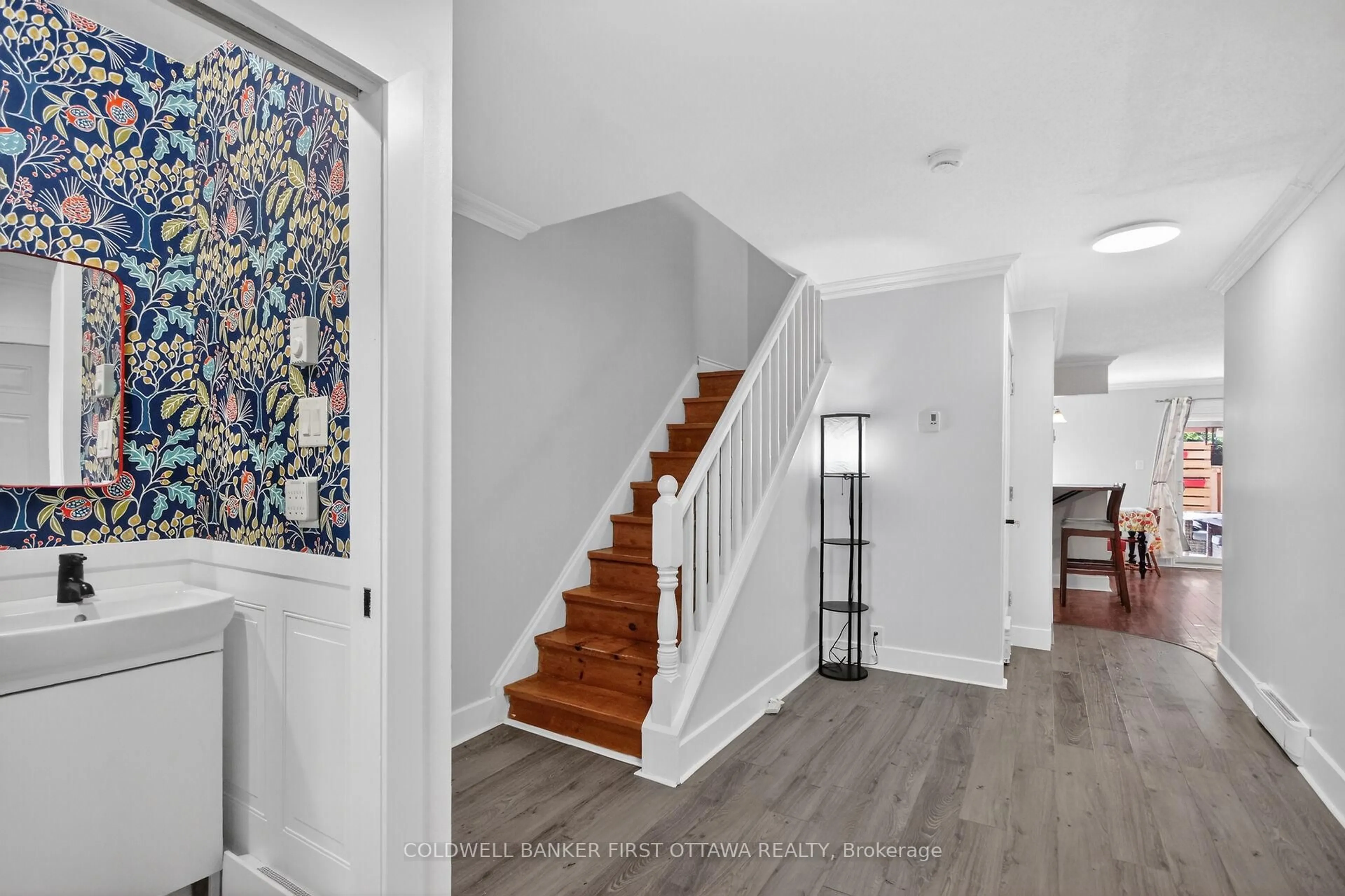Indoor entryway for 8 Arnold Dr #C, Ottawa Ontario K2H 6V9
