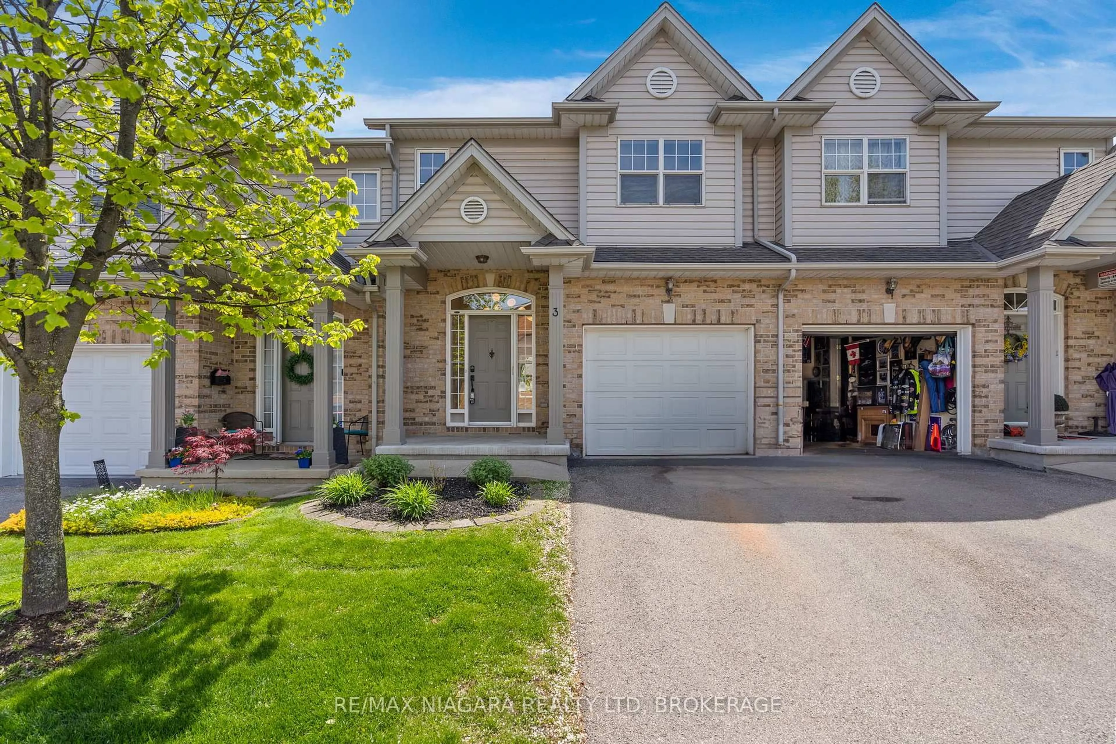 Home with brick exterior material, street for 5200 DORCHESTER Rd #3, Niagara Falls Ontario L2E 7M6