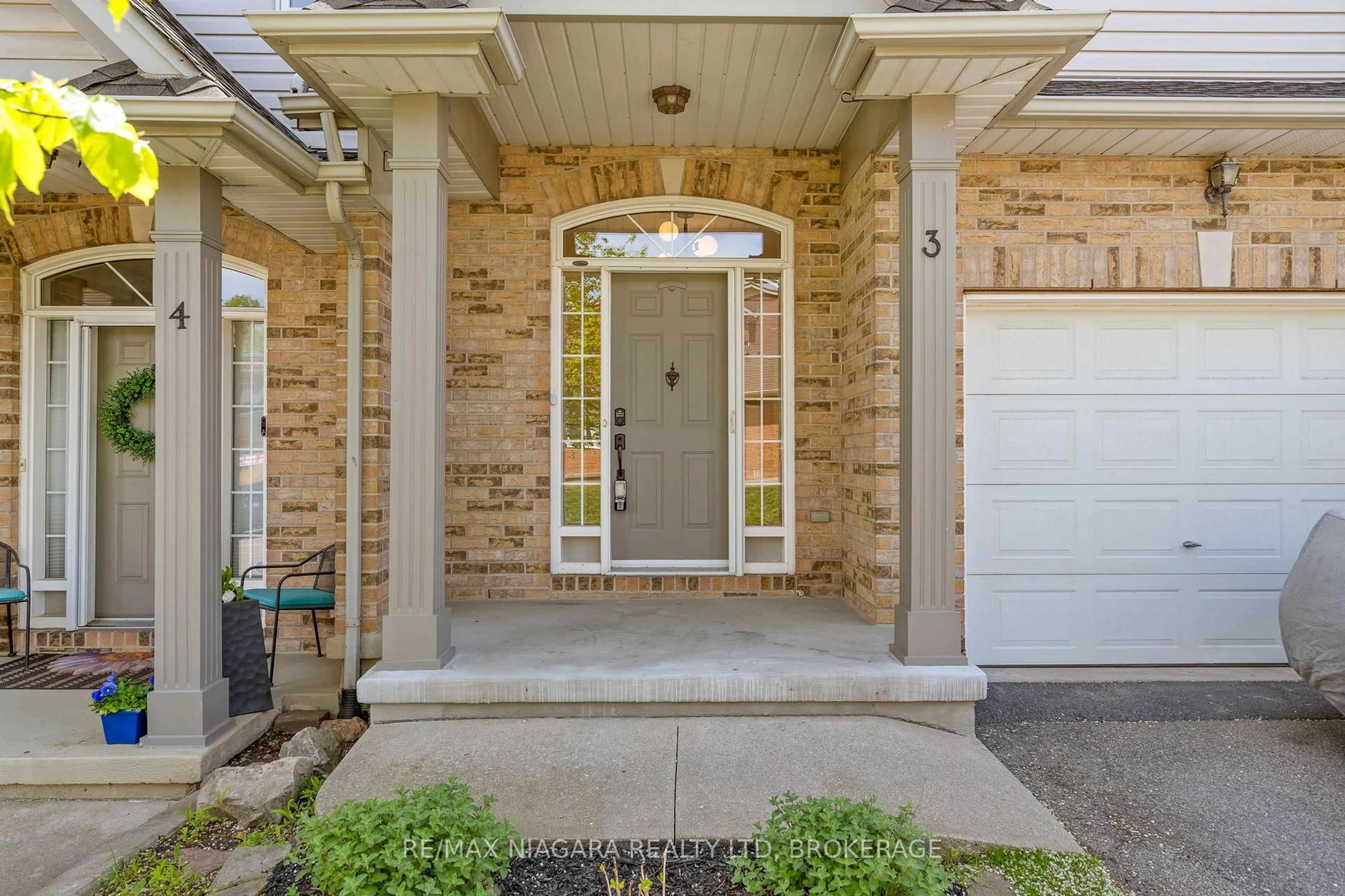 Indoor entryway for 5200 DORCHESTER Rd #3, Niagara Falls Ontario L2E 7M6