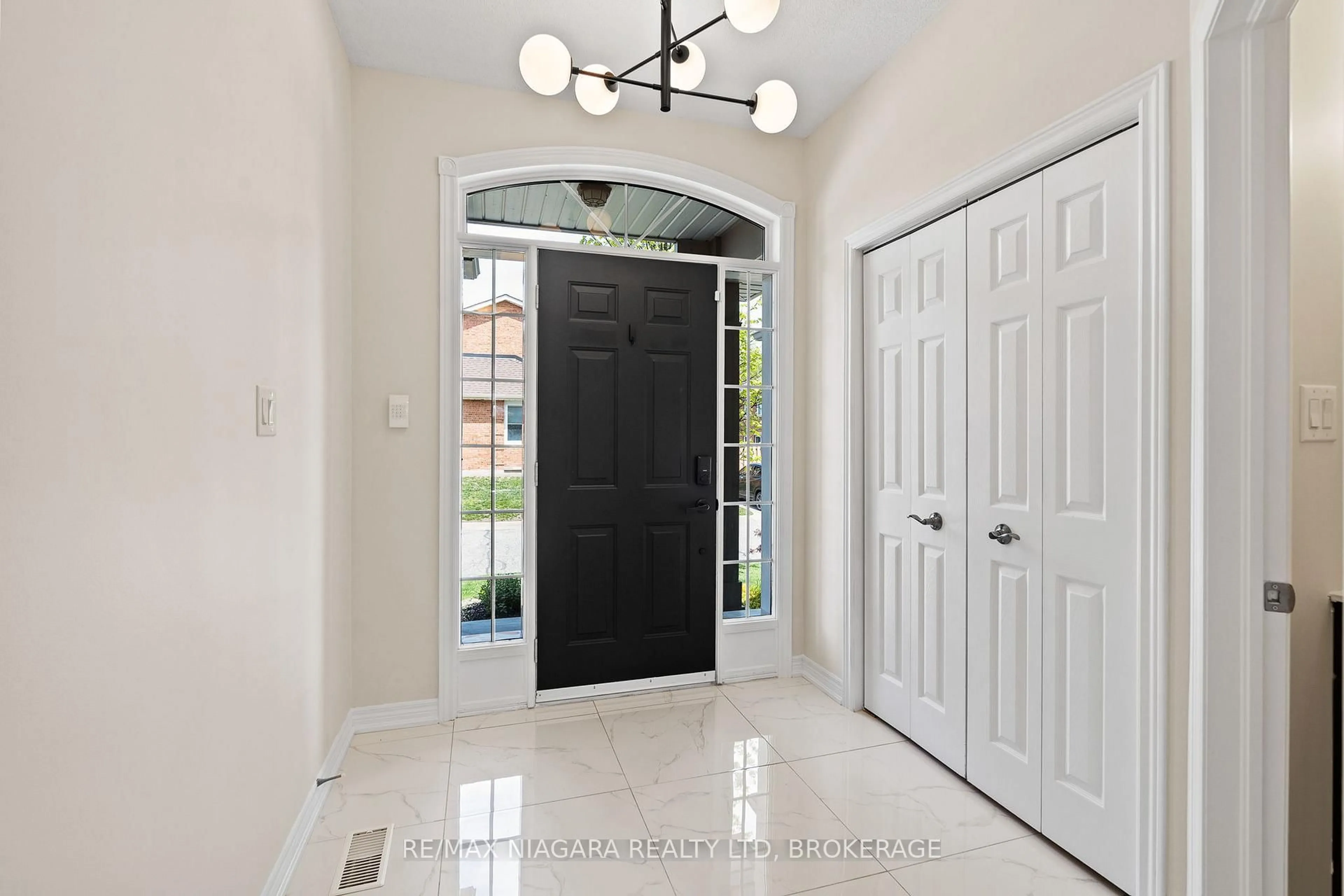Indoor entryway for 5200 DORCHESTER Rd #3, Niagara Falls Ontario L2E 7M6