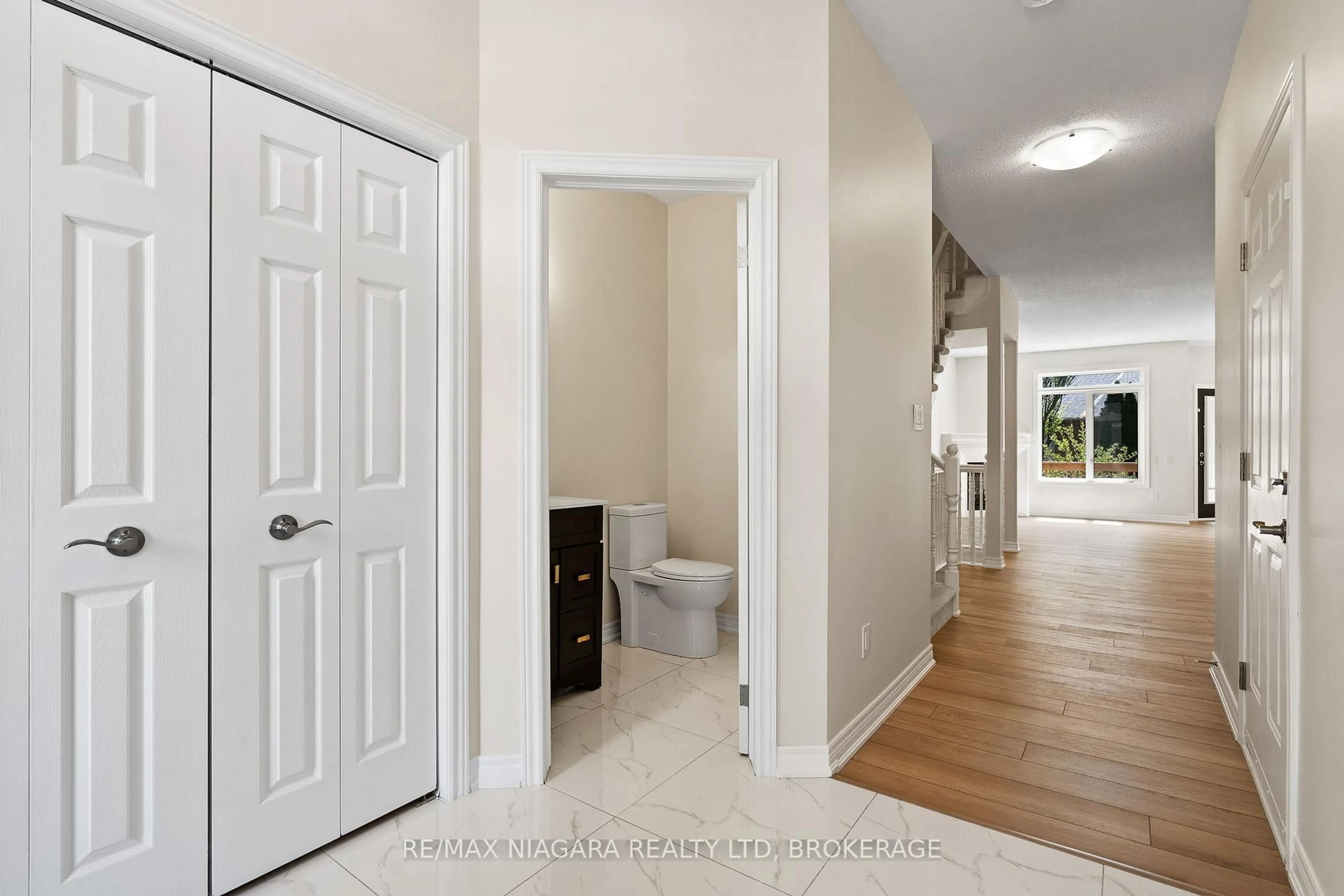 Indoor entryway for 5200 DORCHESTER Rd #3, Niagara Falls Ontario L2E 7M6