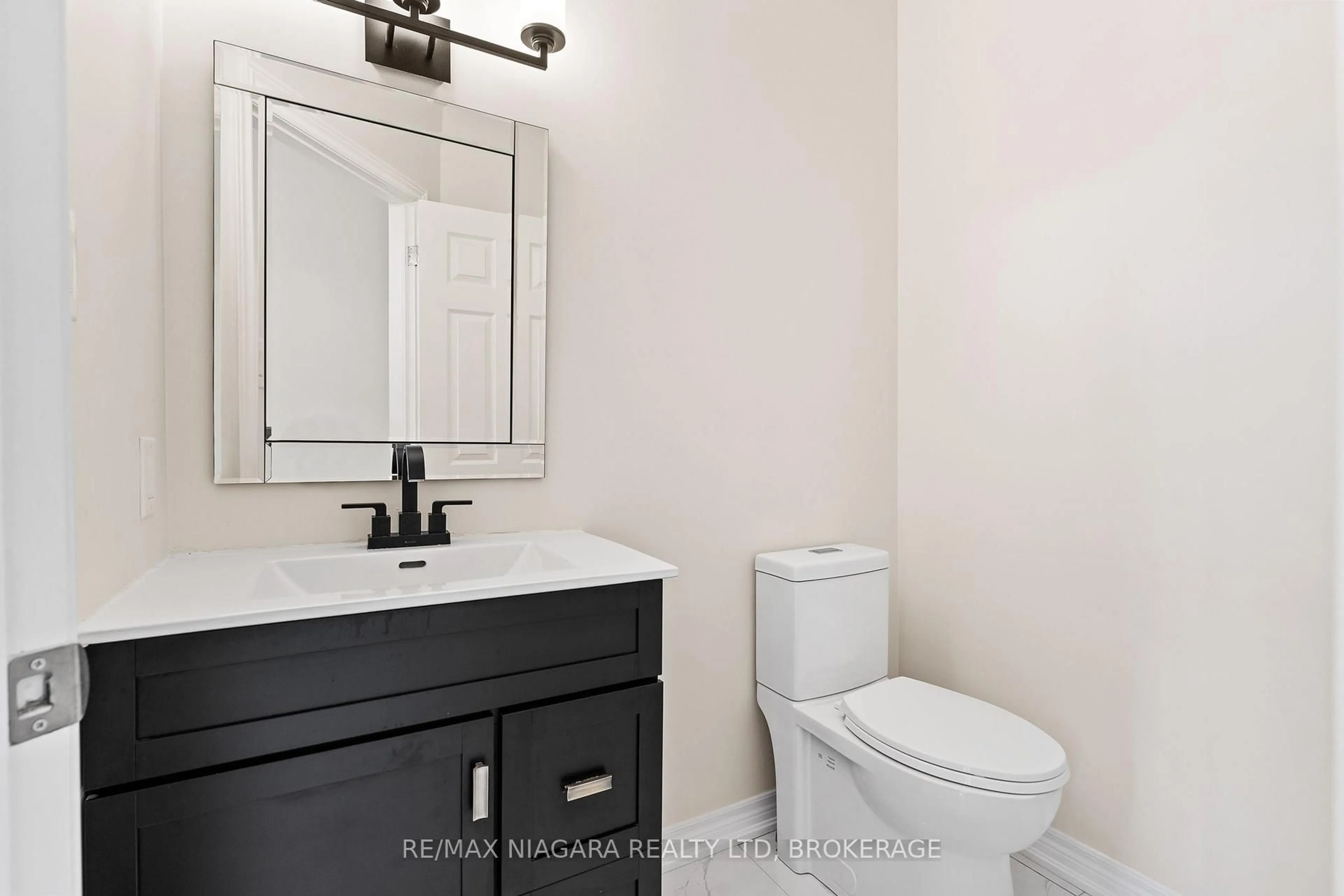 Standard bathroom, ceramic/tile floor for 5200 DORCHESTER Rd #3, Niagara Falls Ontario L2E 7M6