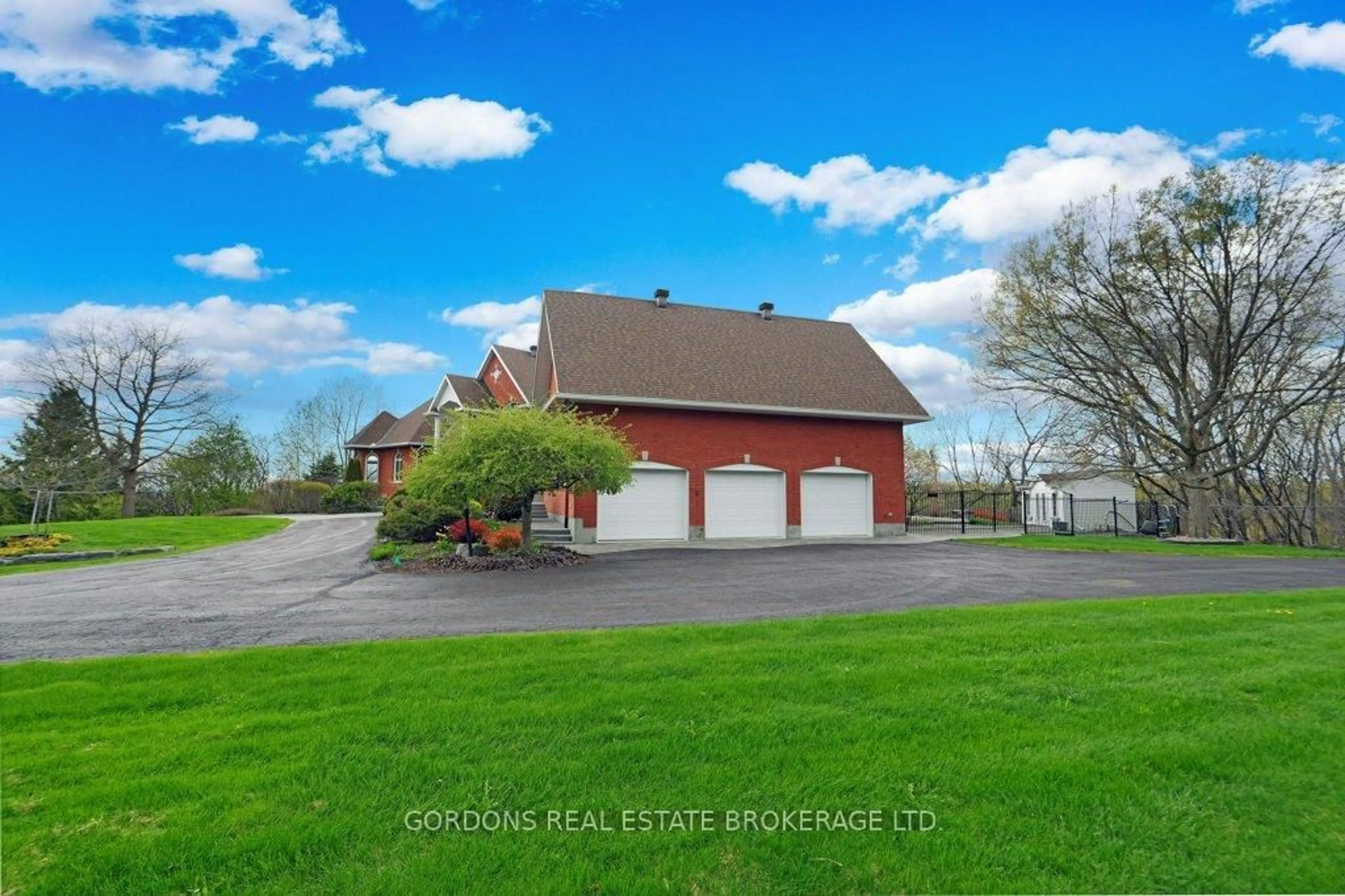 A pic from outside/outdoor area/front of a property/back of a property/a pic from drone, street for 2369 Lookout Dr, Cumberland Ontario K4C 1C1