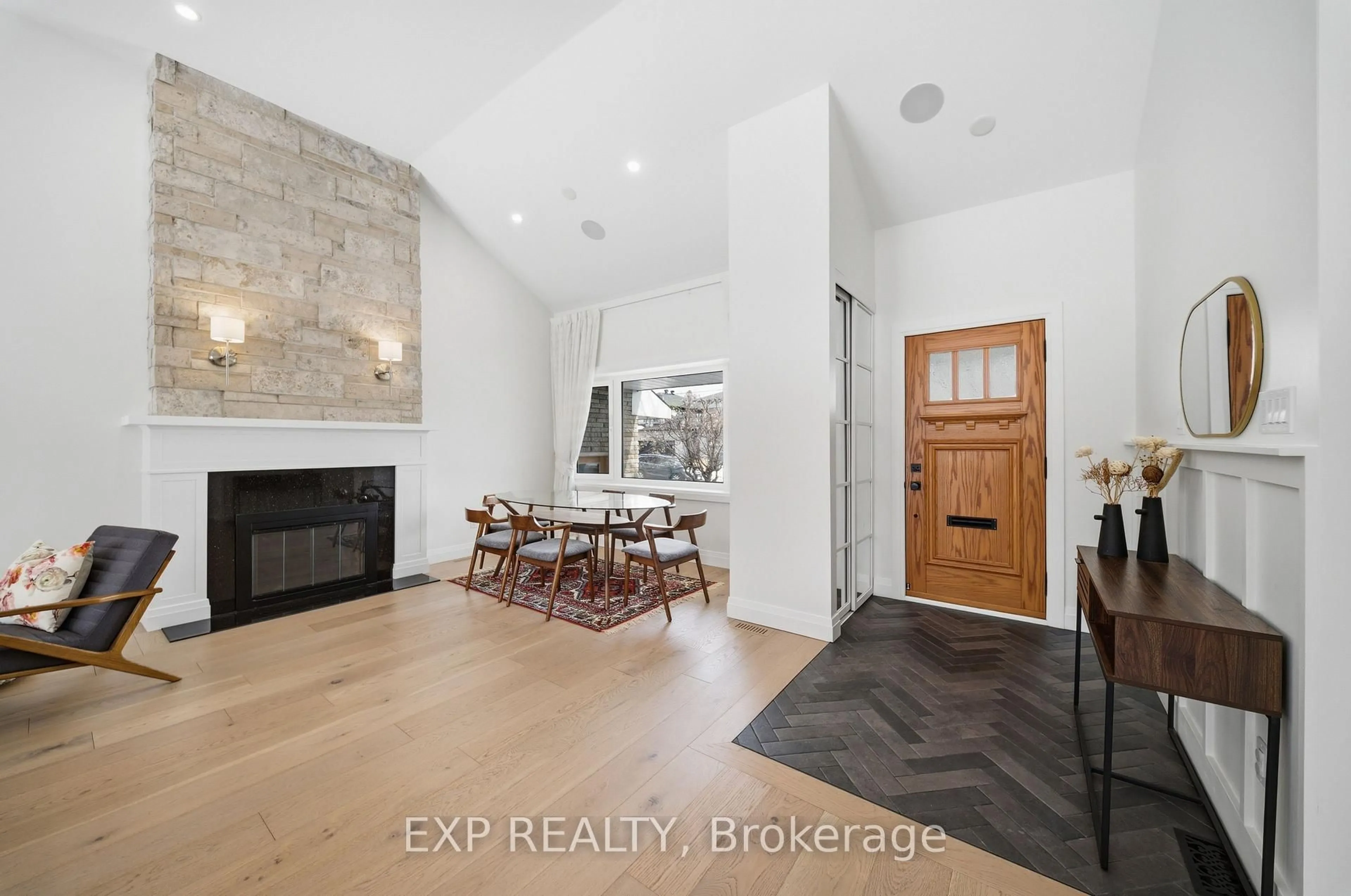 Indoor entryway for 89 Norice St, Ottawa Ontario K2G 2X9