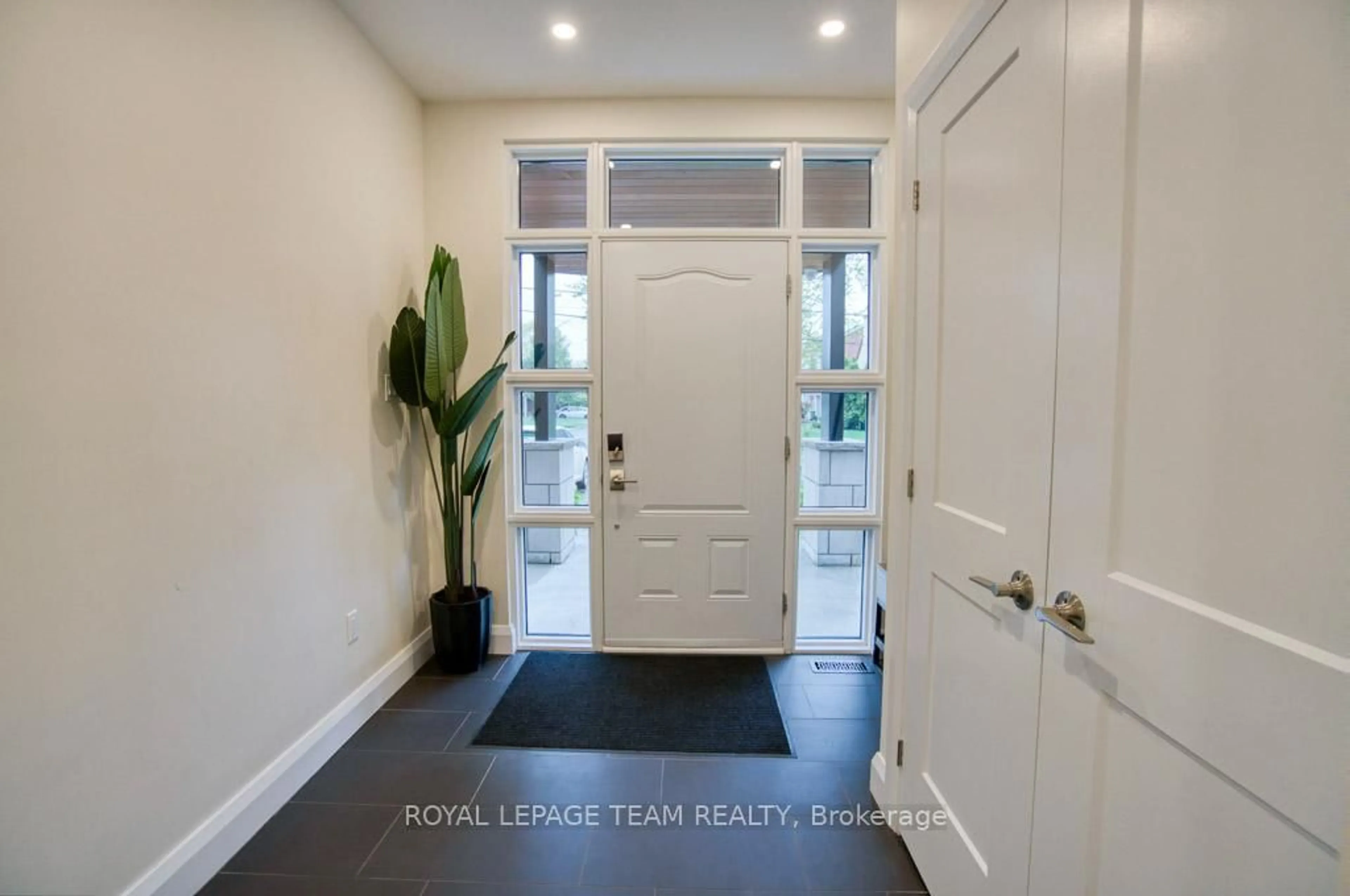 Indoor entryway for 49 Aylen Ave, Ottawa Ontario K2A 3P7