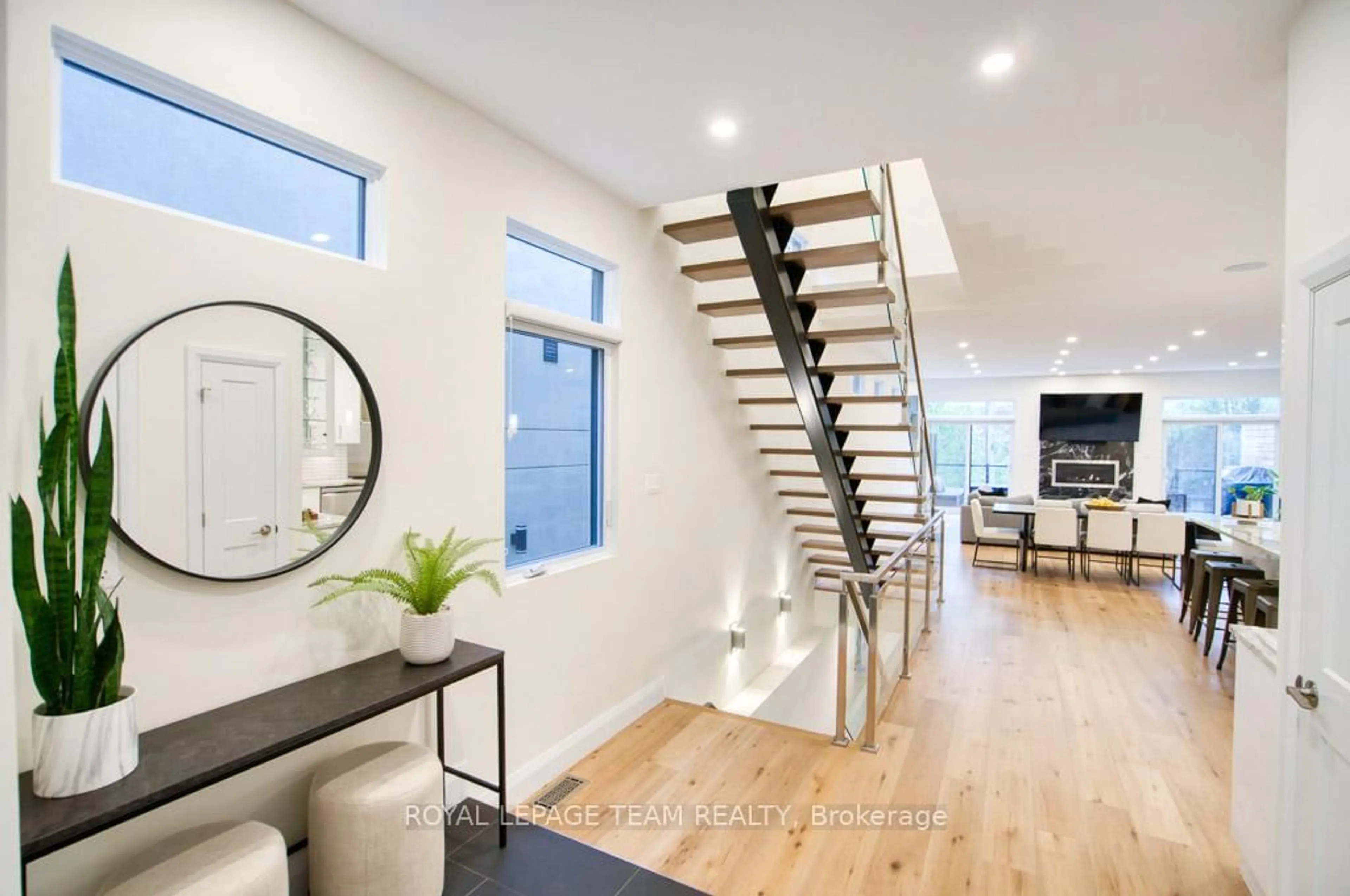 Indoor entryway for 49 Aylen Ave, Ottawa Ontario K2A 3P7