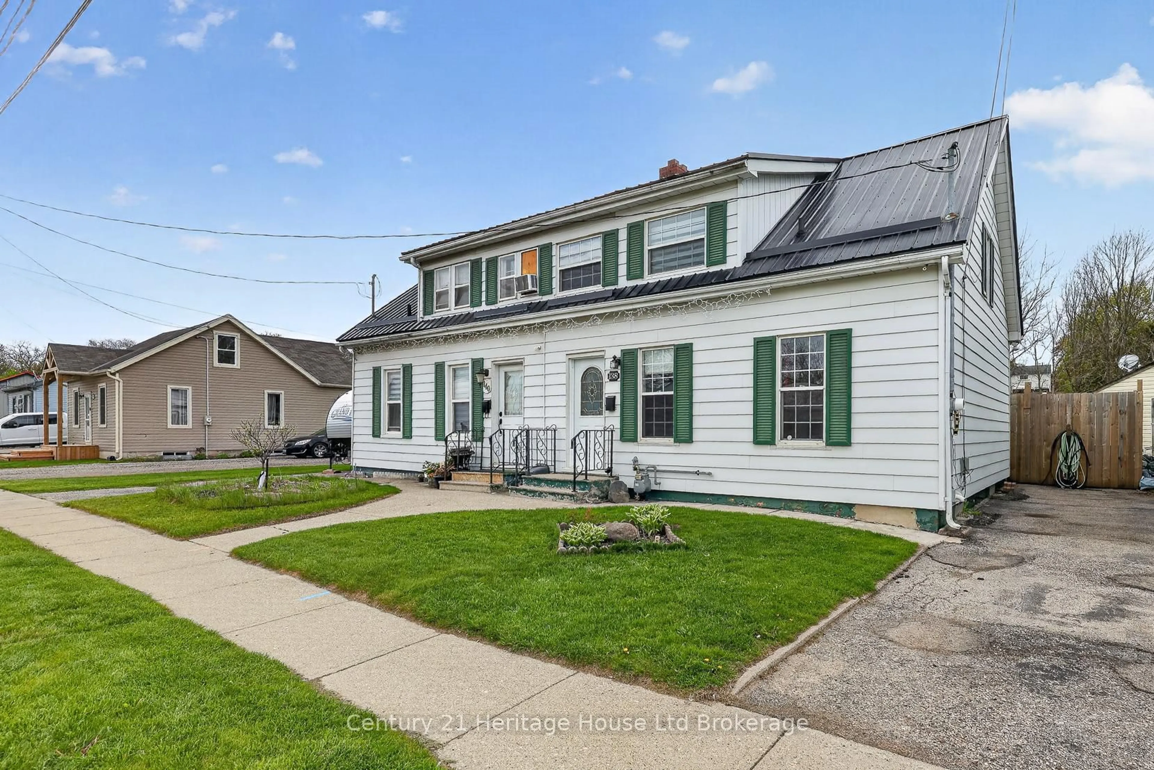 Home with vinyl exterior material, street for 138 Main St, Woodstock Ontario N4S 1S9