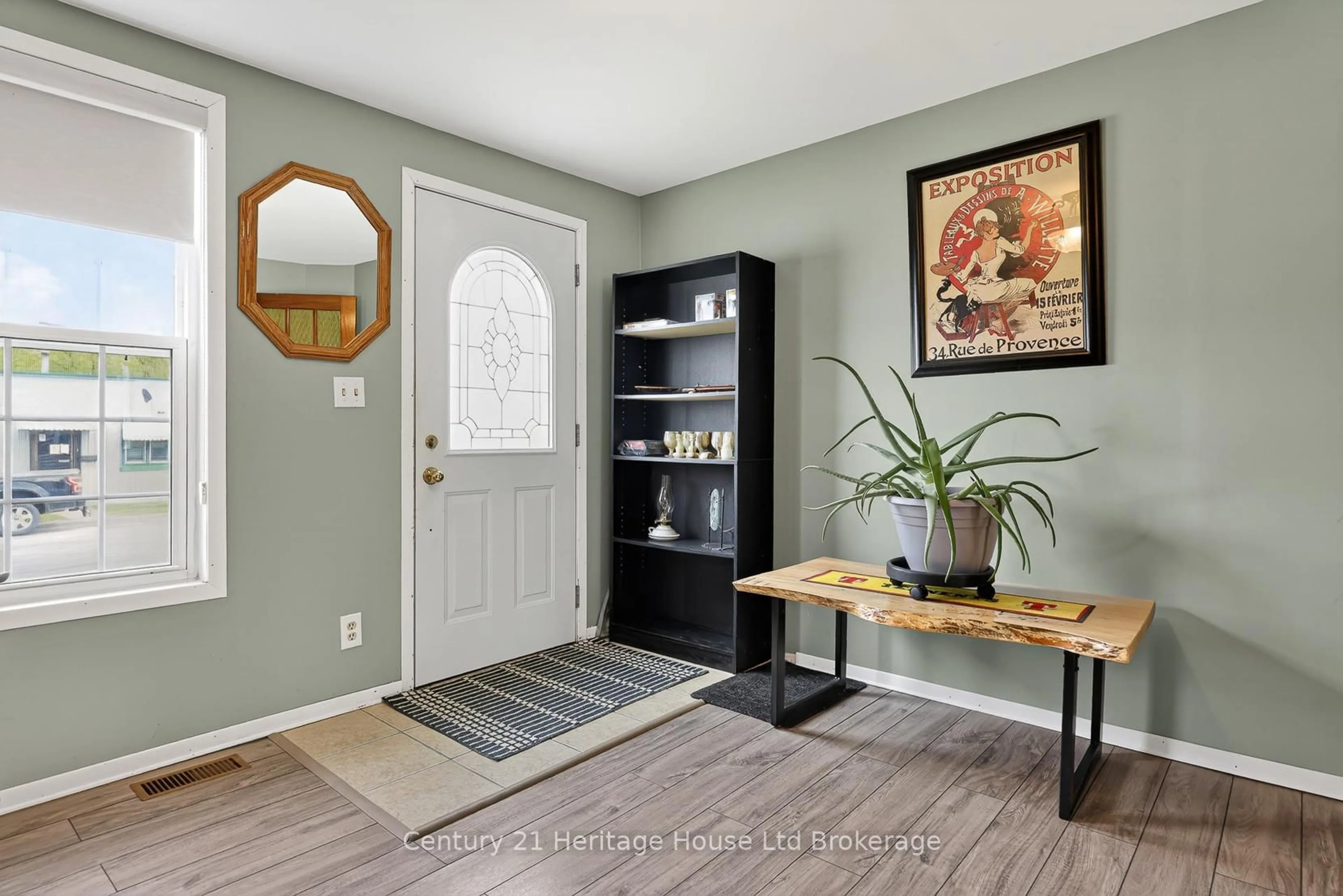 Indoor entryway for 138 Main St, Woodstock Ontario N4S 1S9