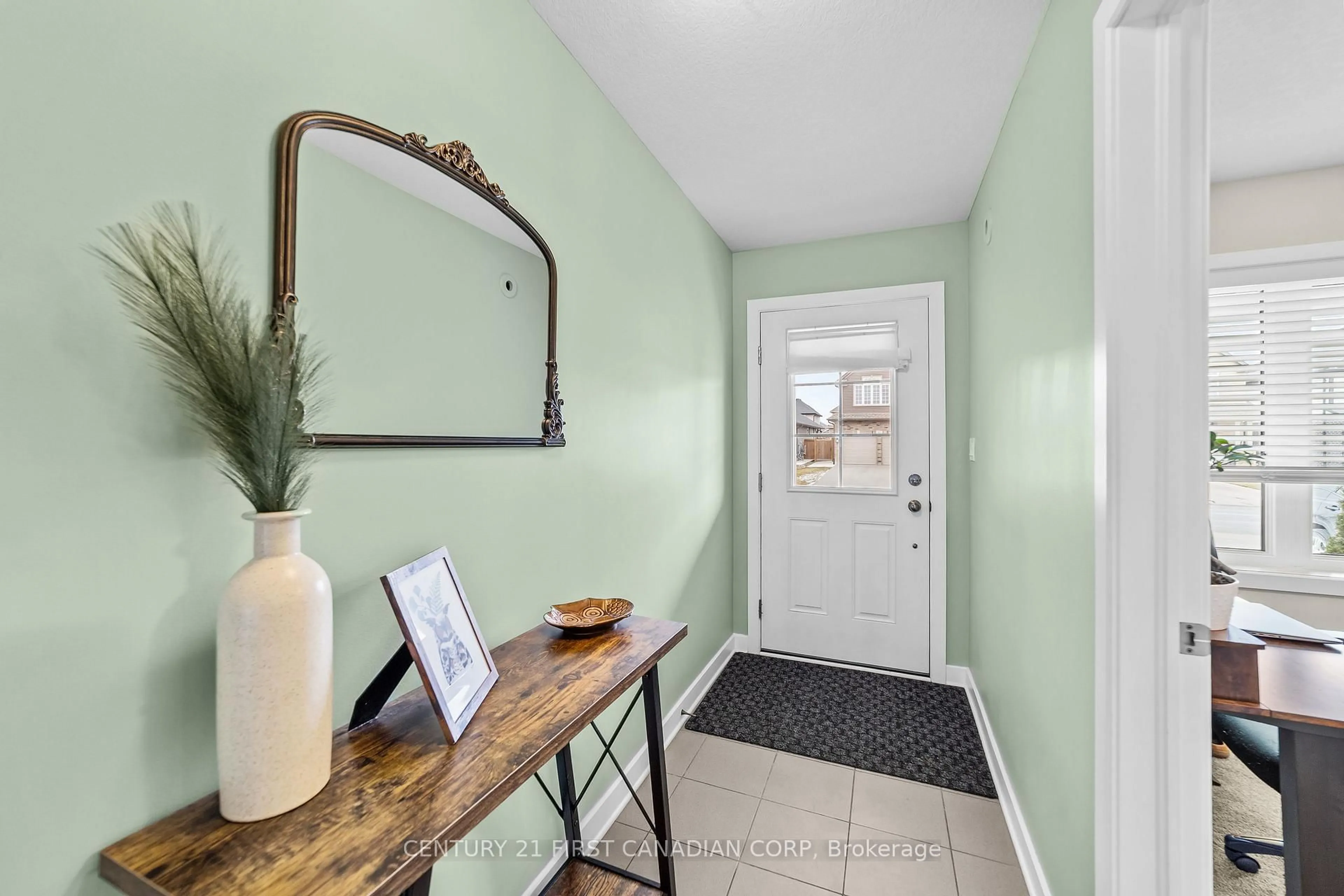 Indoor entryway for 41 Ambrosia Path, St. Thomas Ontario N5R 0J8
