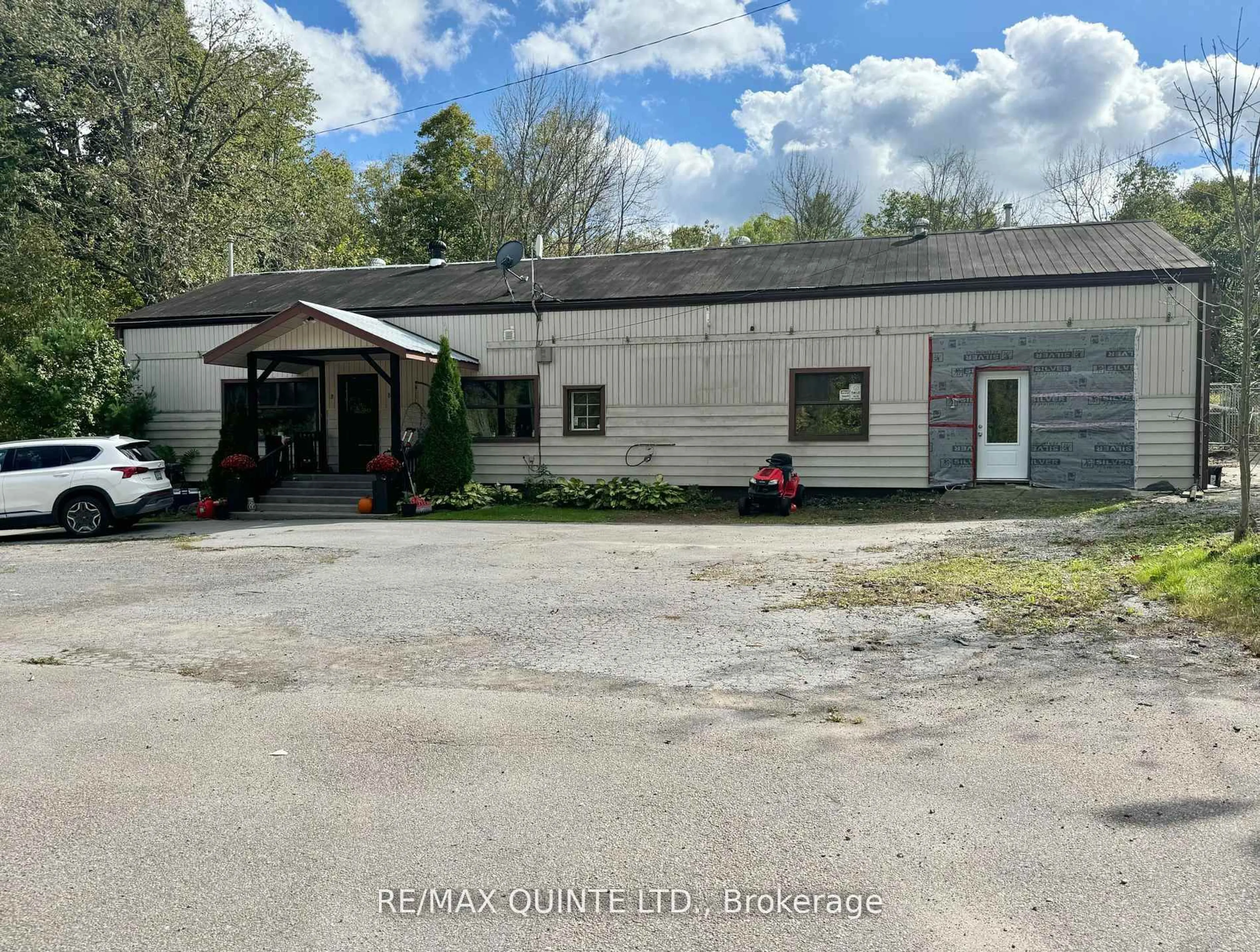 A pic from outside/outdoor area/front of a property/back of a property/a pic from drone, building for 109006 Hwy 7 Highway, Tweed Ontario K0K 3J0