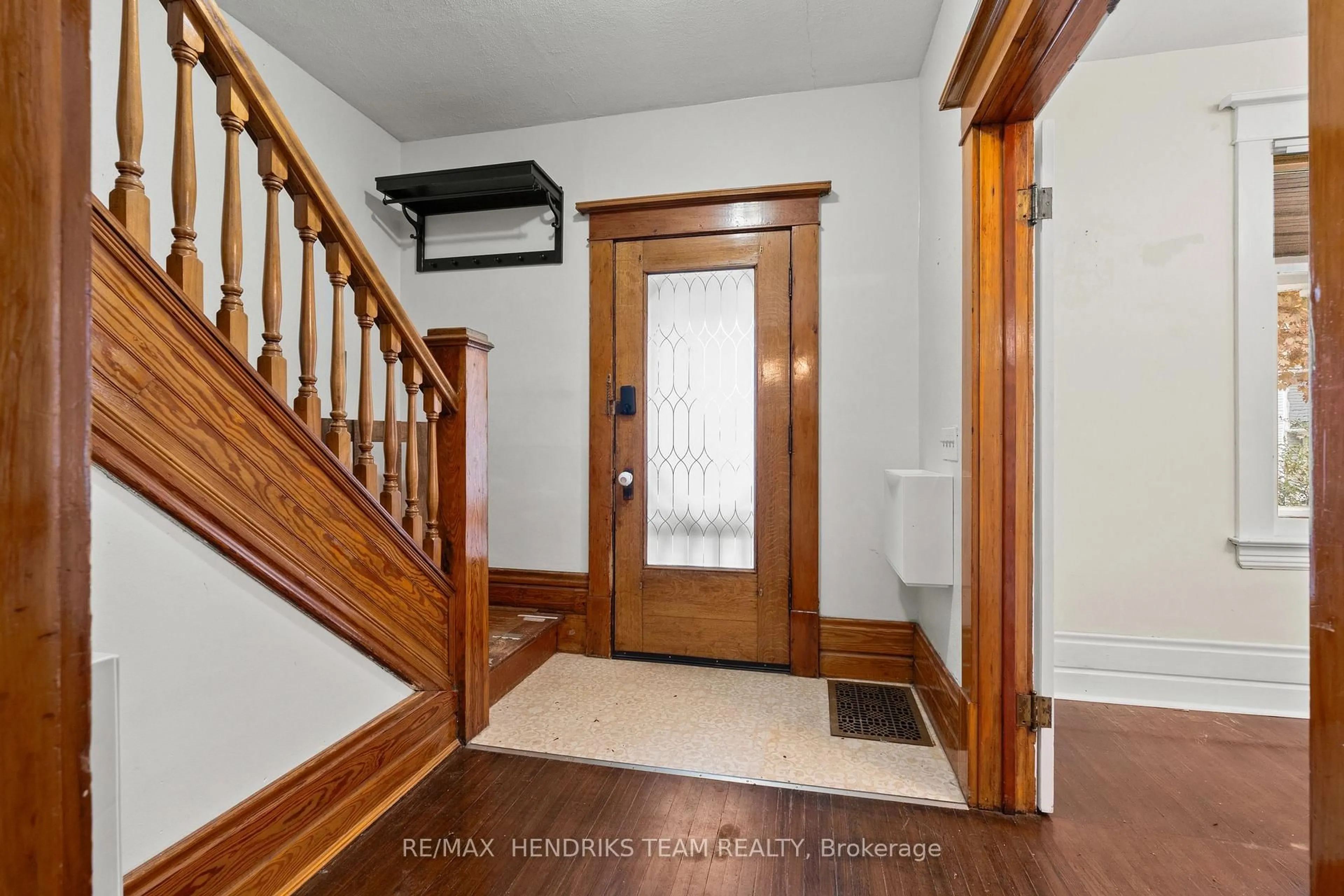 Indoor entryway for 9 1/2 Elizabeth St, St. Catharines Ontario L2R 2K8