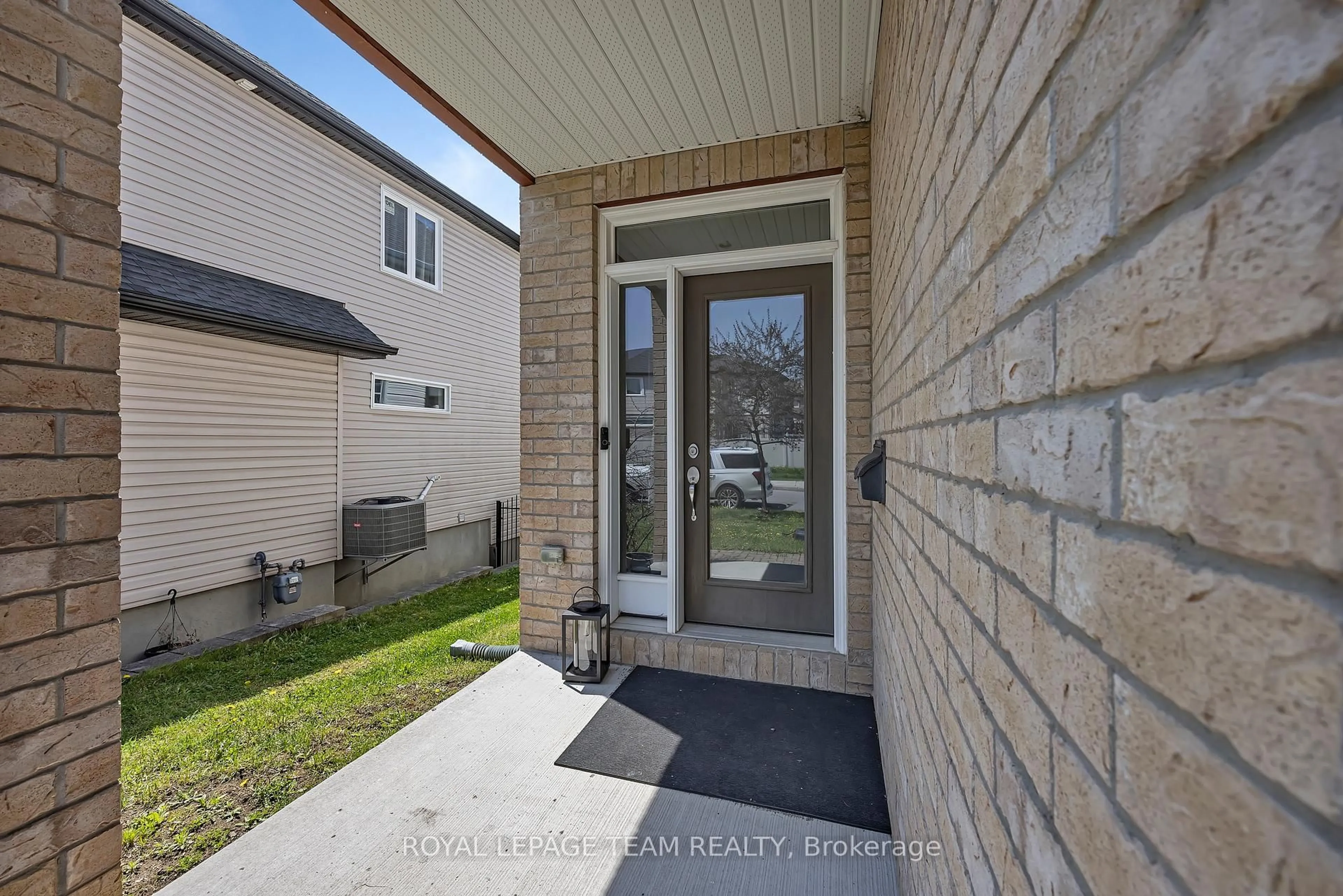 Indoor entryway for 248 Meadowlilly Rd, Ottawa Ontario K1T 0H4