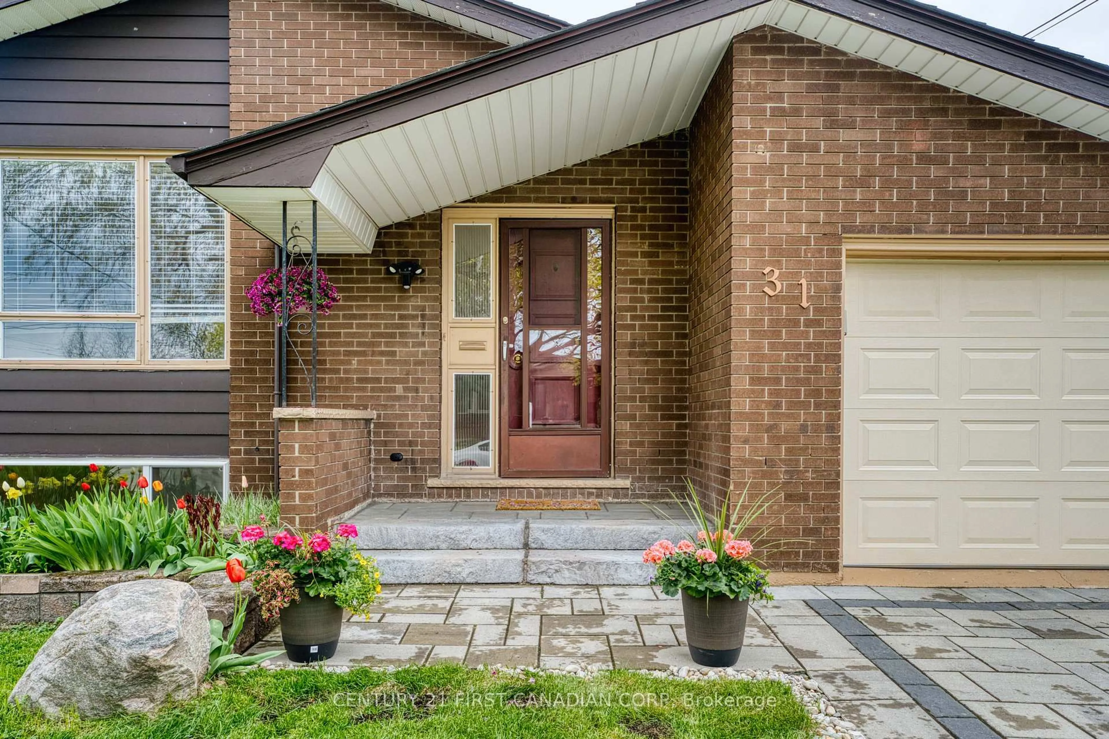 Home with brick exterior material, street for 31 Brenlyn Crt, Hamilton Ontario L9C 4N8