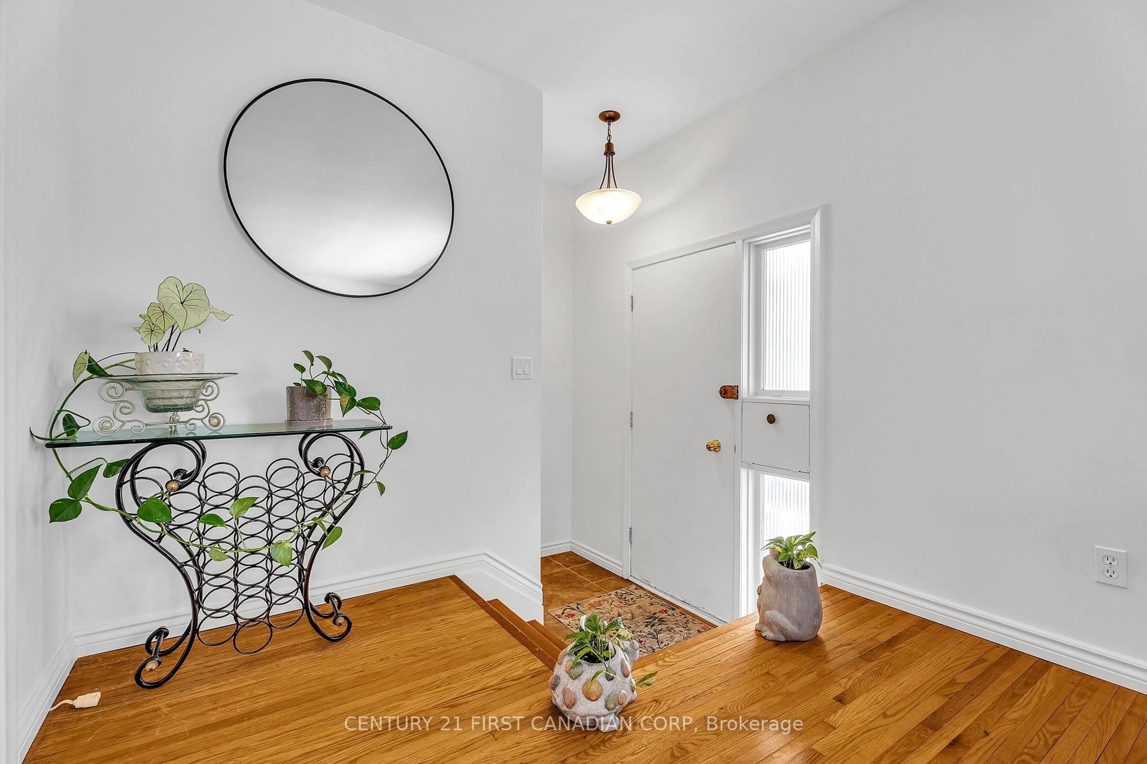 Indoor entryway for 31 Brenlyn Crt, Hamilton Ontario L9C 4N8