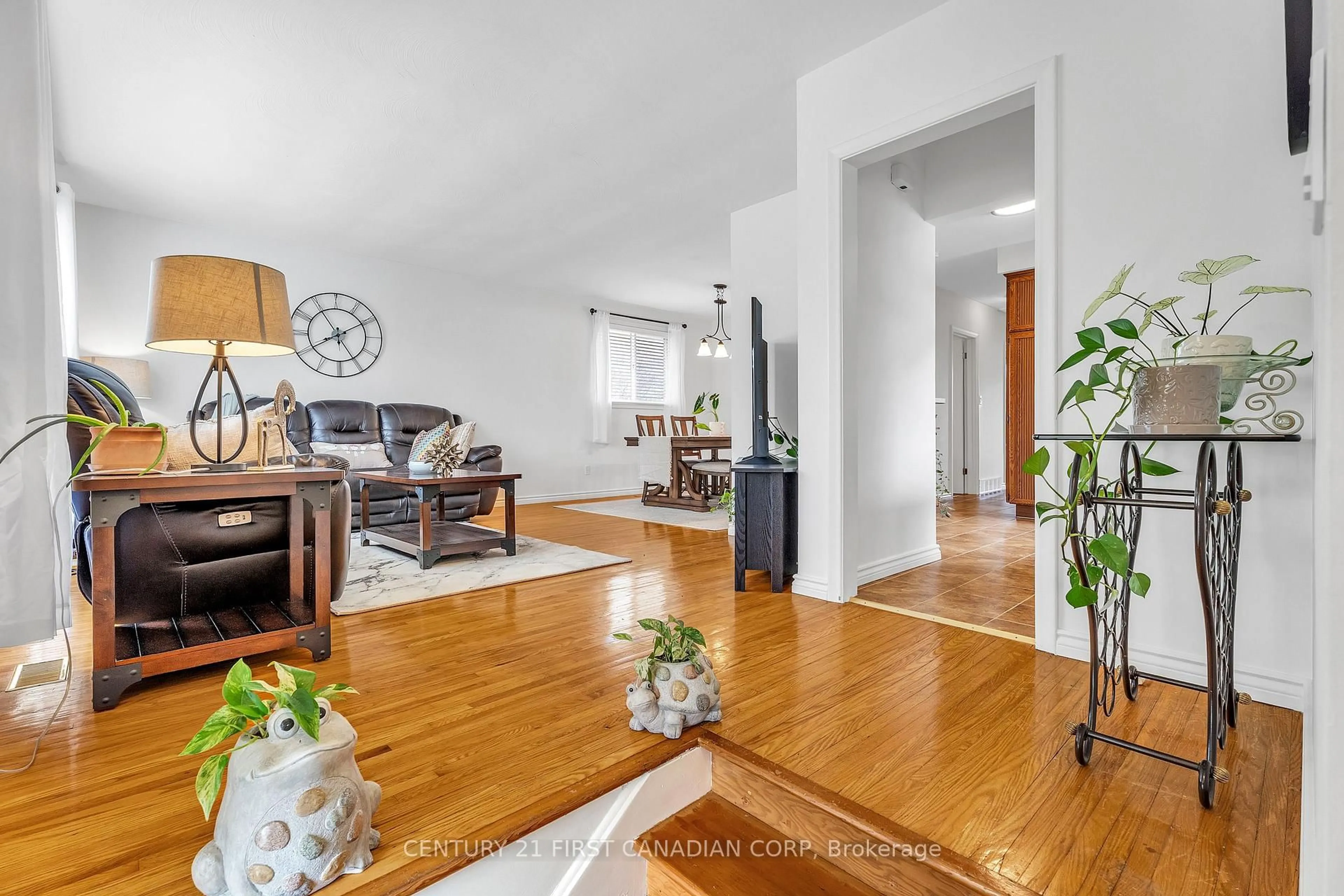 Living room with furniture, unknown for 31 Brenlyn Crt, Hamilton Ontario L9C 4N8