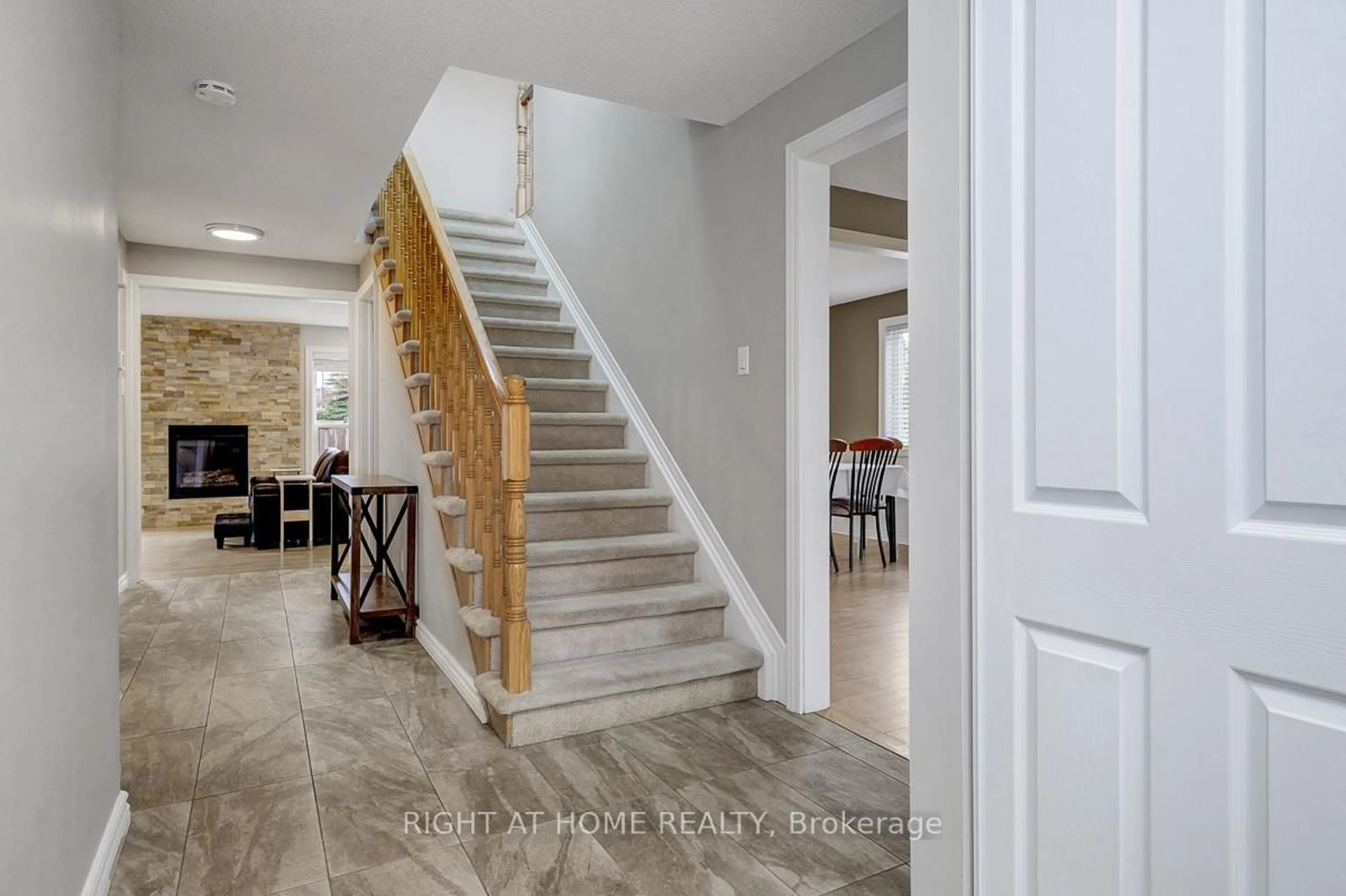 Indoor entryway for 1899 Rosewind Crt, Orleans Ontario K1C 7E3