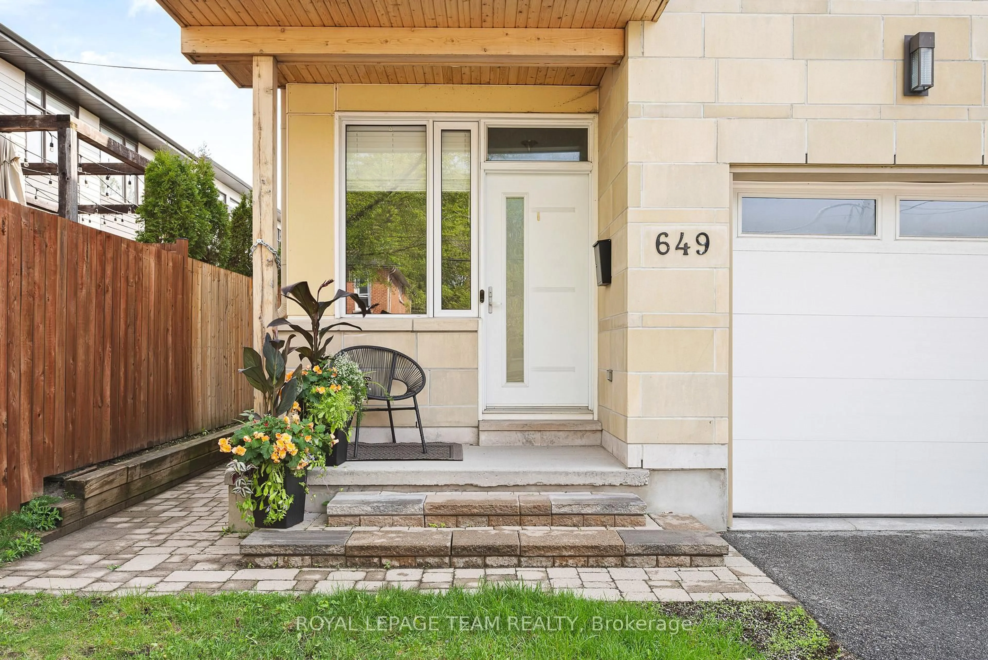 Indoor entryway for 649 Churchill Ave, Ottawa Ontario K1Z 5G2