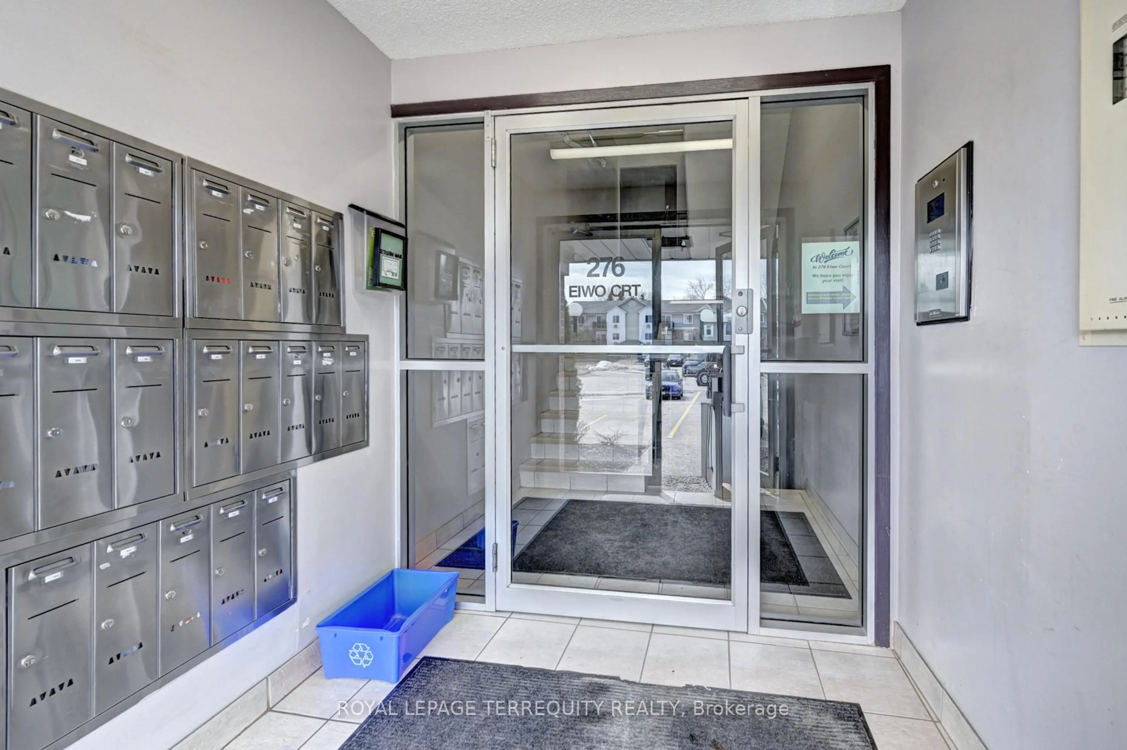 Indoor foyer for 276 Eiwo Crt #307, Waterloo Ontario N2K 3M6