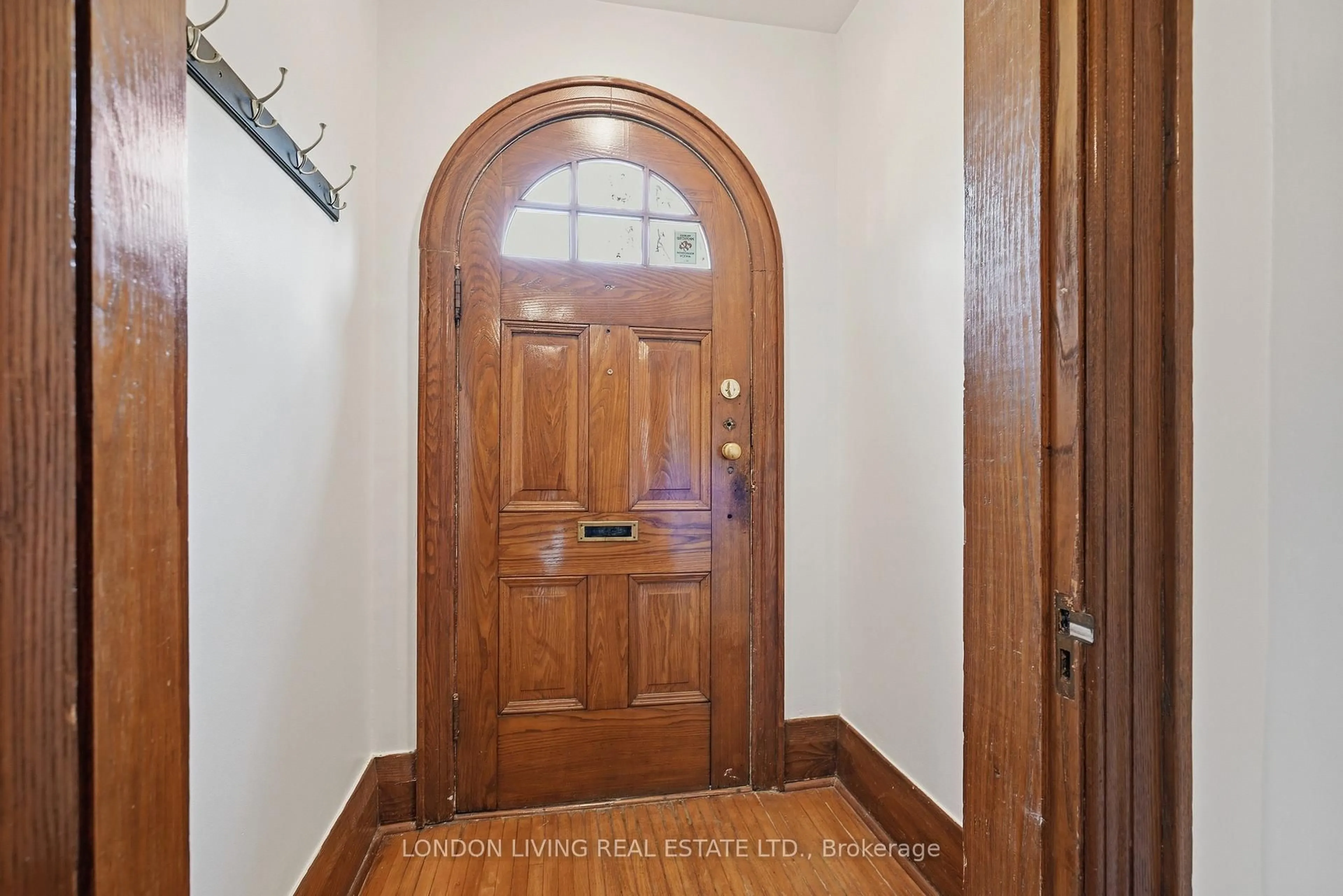 Indoor entryway for 26 Frank Pl, London South Ontario N6C 1W2