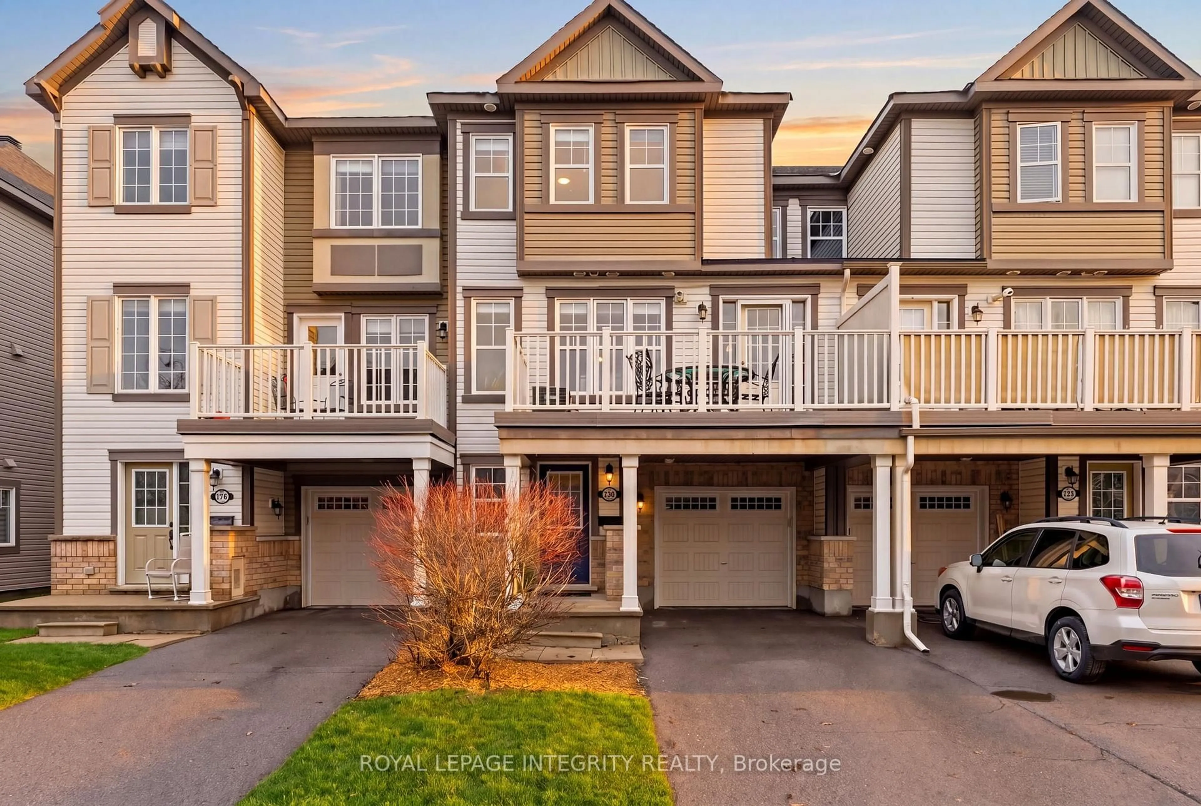 A pic from outside/outdoor area/front of a property/back of a property/a pic from drone, street for 806 Maloja Way, Stittsville Ontario K2S 0V3