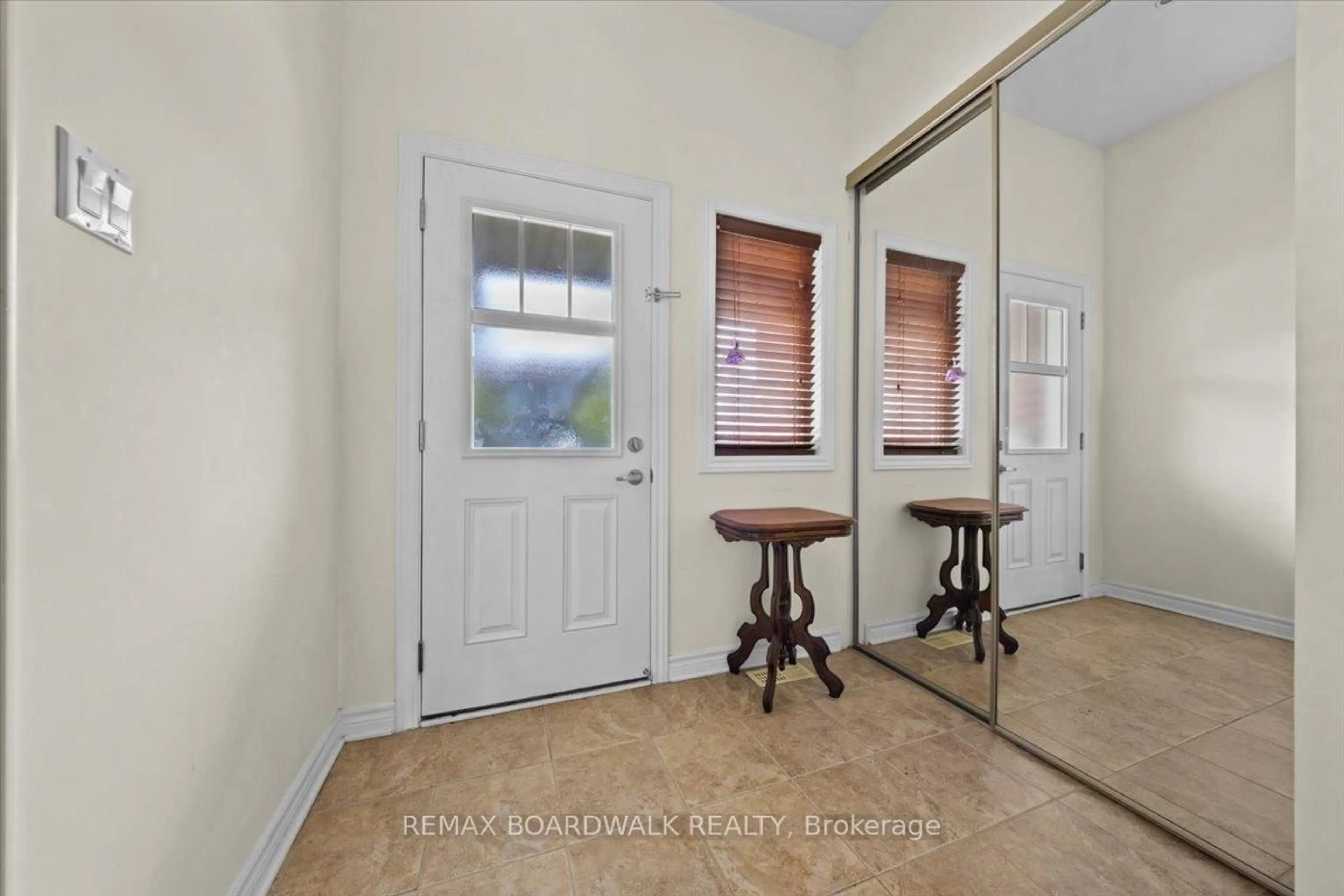 Indoor entryway for 926 Torino Terr, Orleans Ontario K4A 0R2