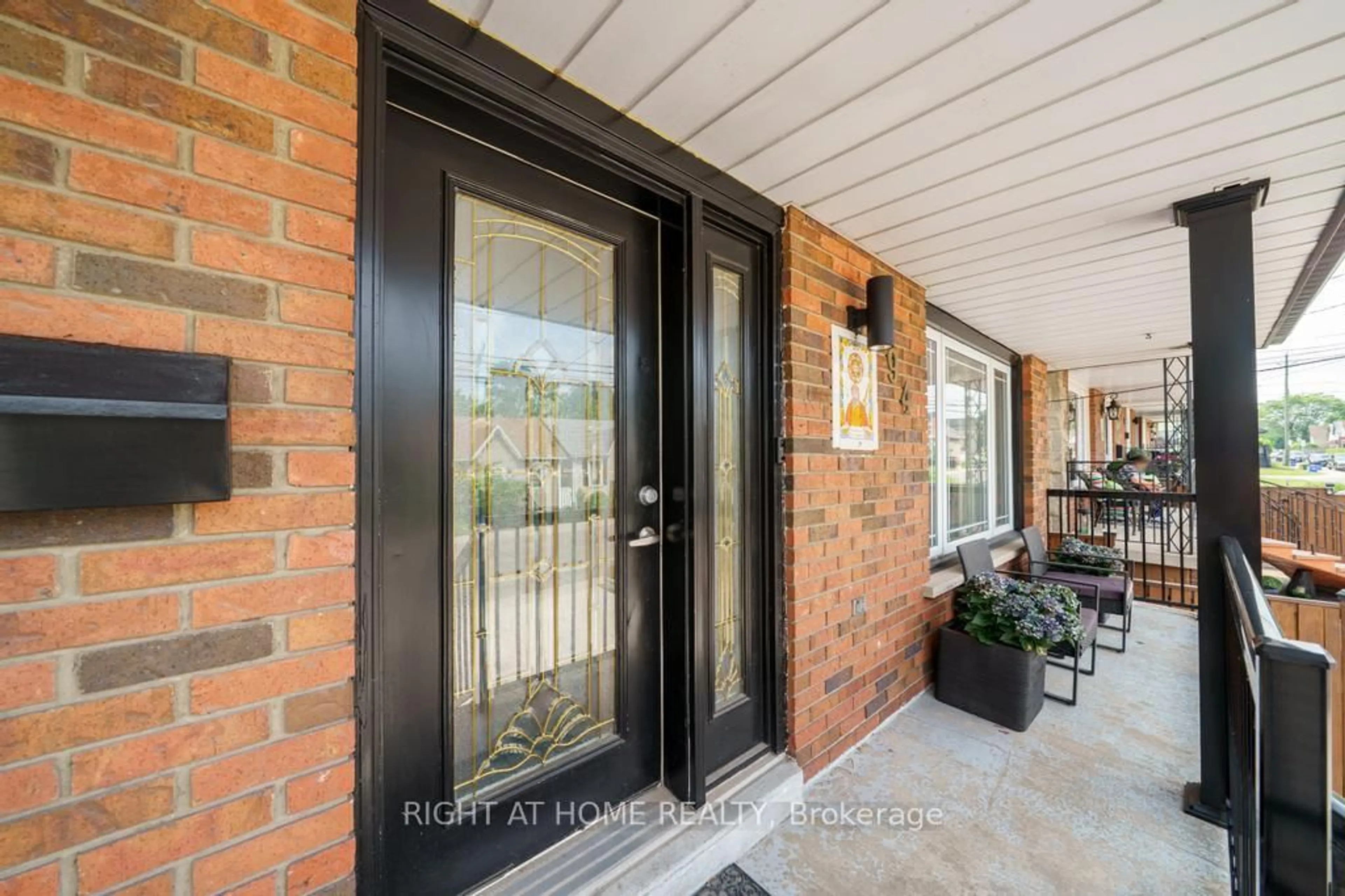 Indoor entryway for 494 Ferguson Ave, Hamilton Ontario L8L 4Z5