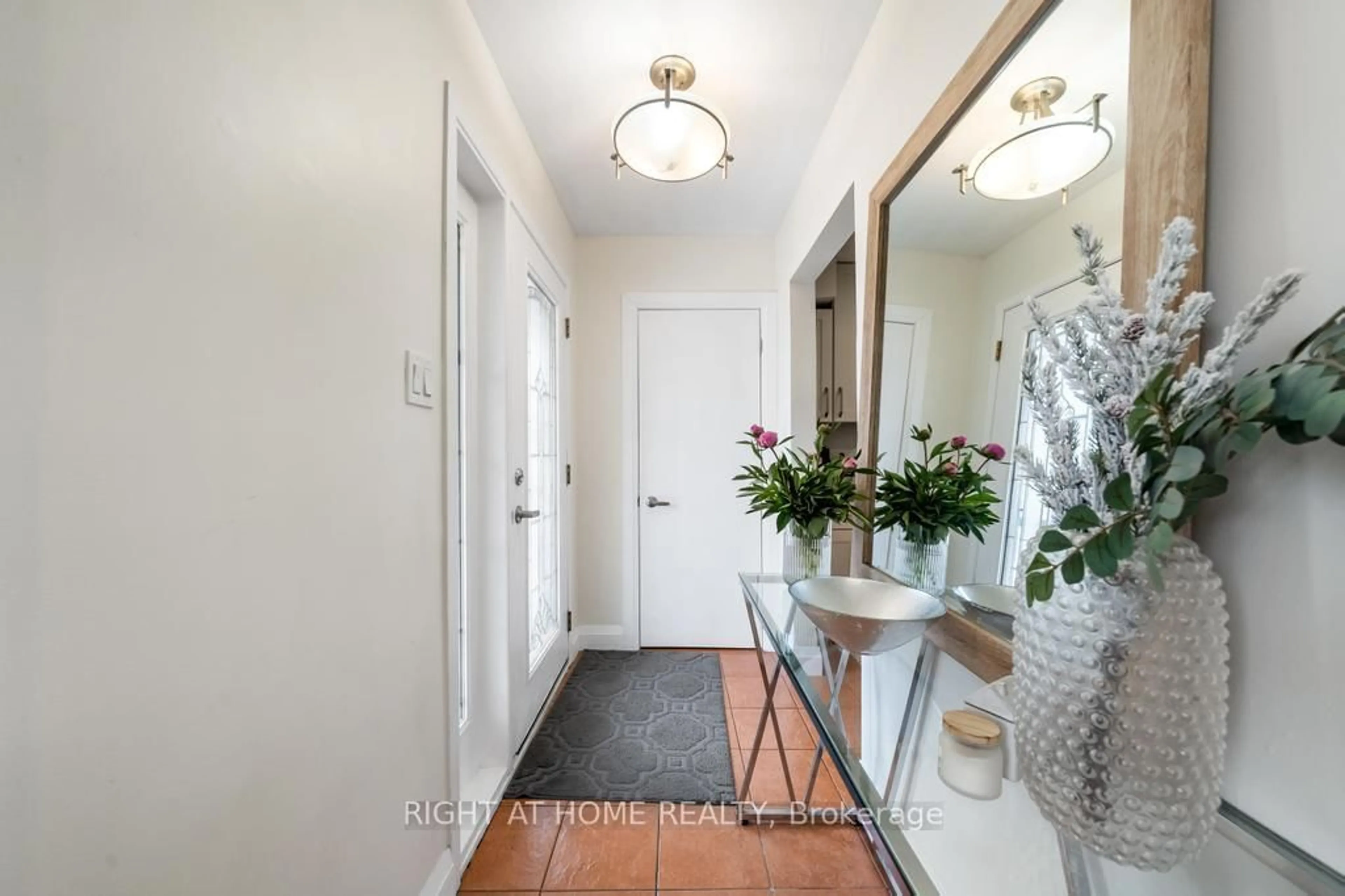 Indoor entryway for 494 Ferguson Ave, Hamilton Ontario L8L 4Z5