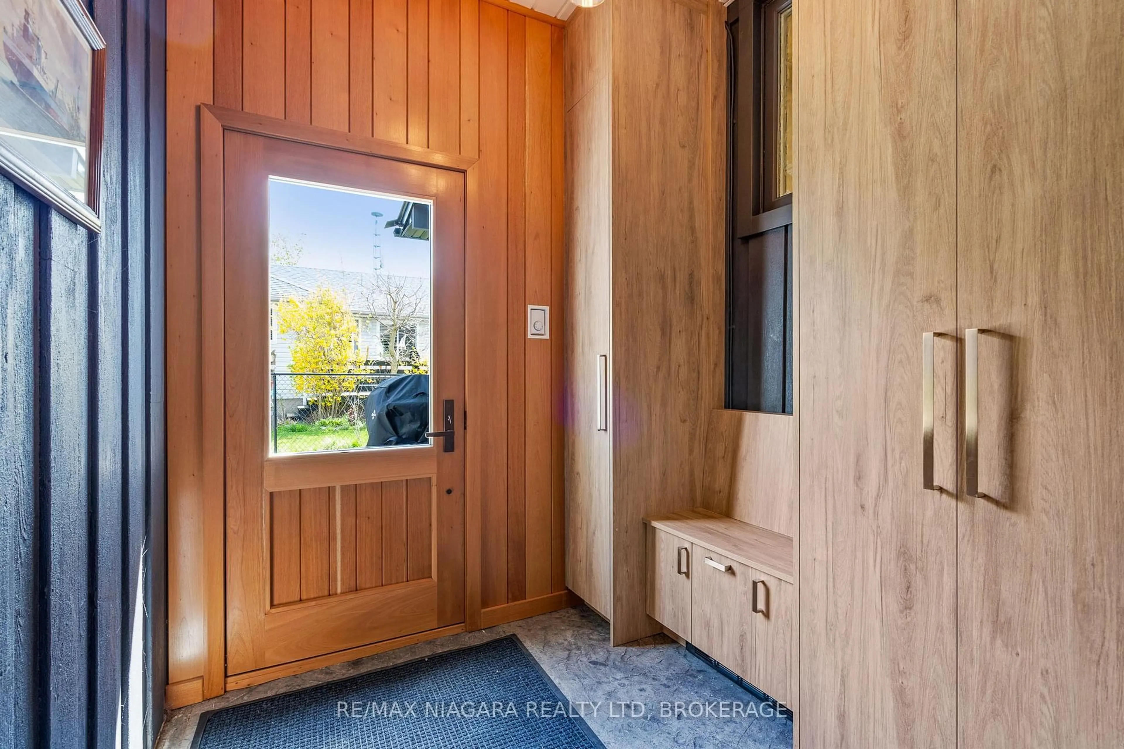 Indoor entryway for 10825 Lakeshore Rd, Wainfleet Ontario L3K 5V4