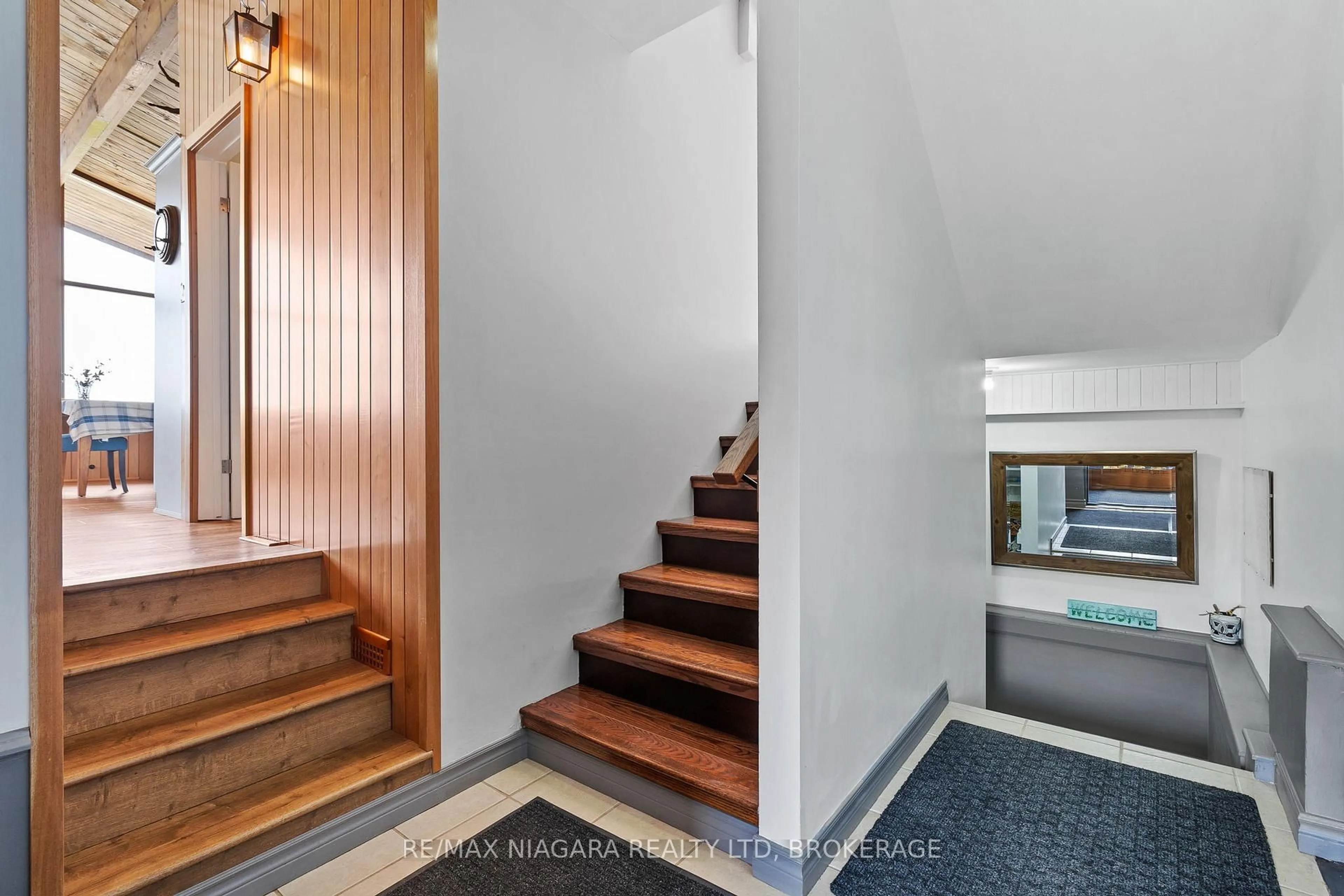 Indoor foyer for 10825 Lakeshore Rd, Wainfleet Ontario L3K 5V4