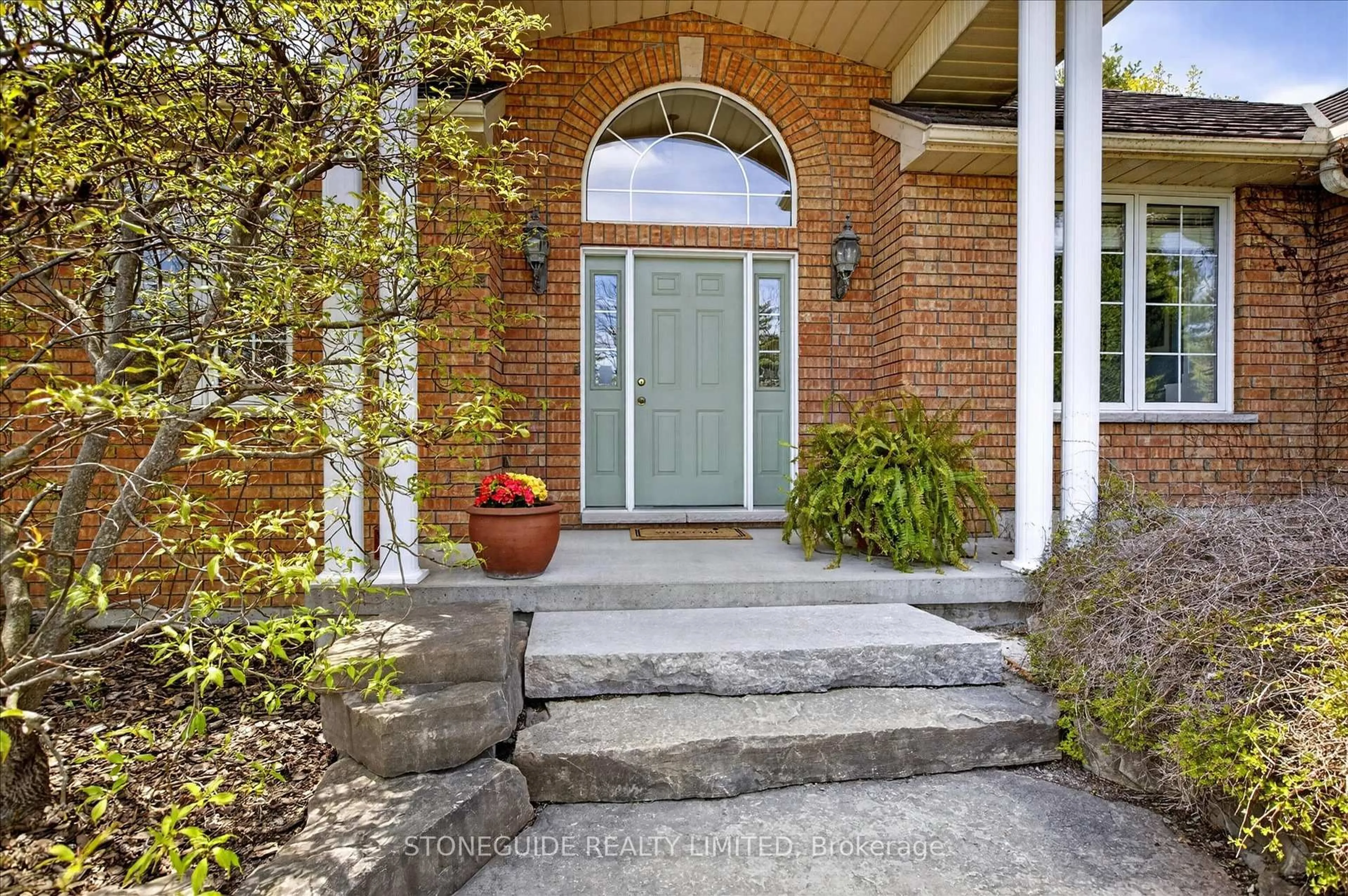 Indoor entryway for 1580 College Park Dr, Peterborough Ontario K9K 2G9