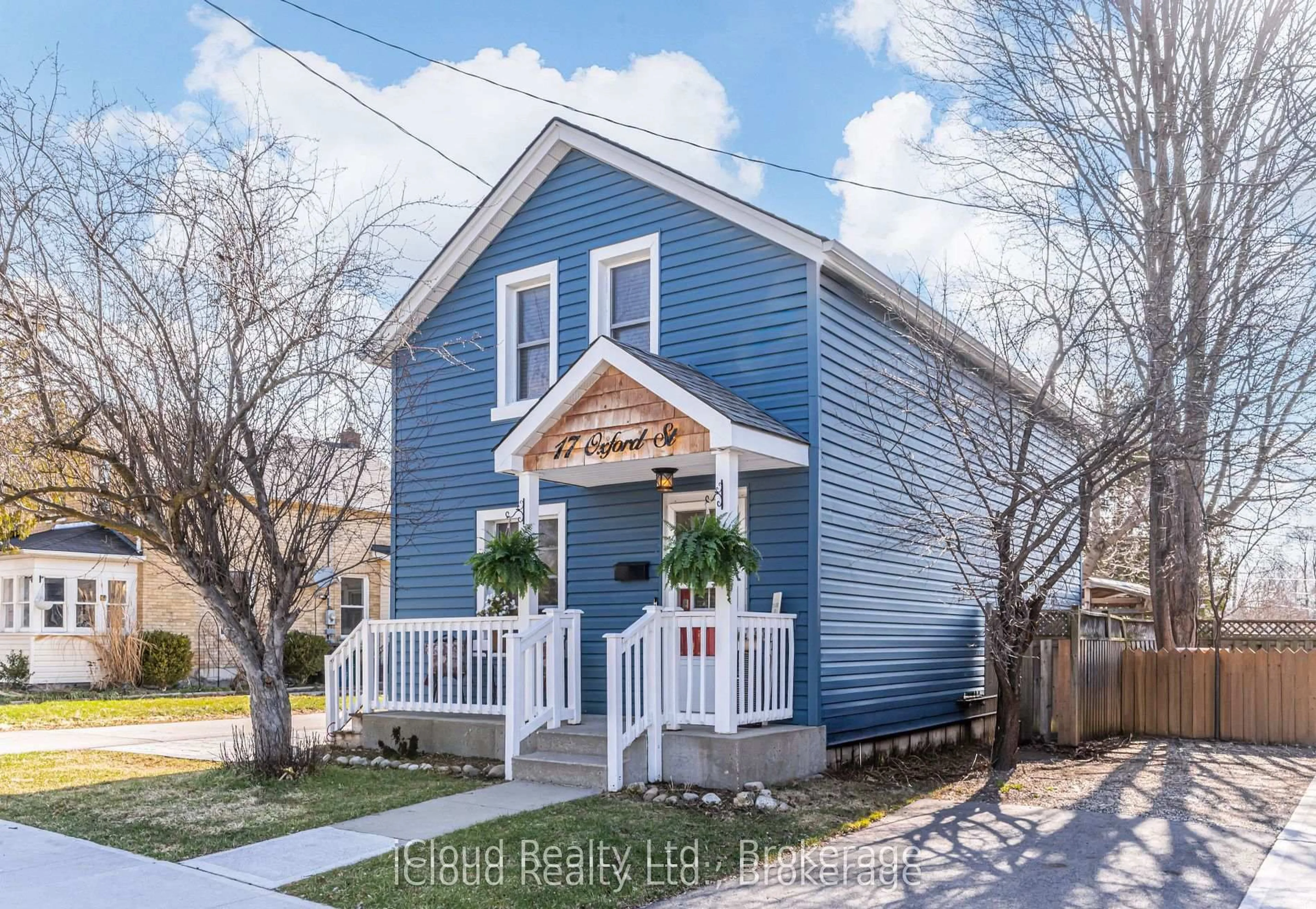 Home with vinyl exterior material, street for 17 Oxford St, Cambridge Ontario N1R 1M3