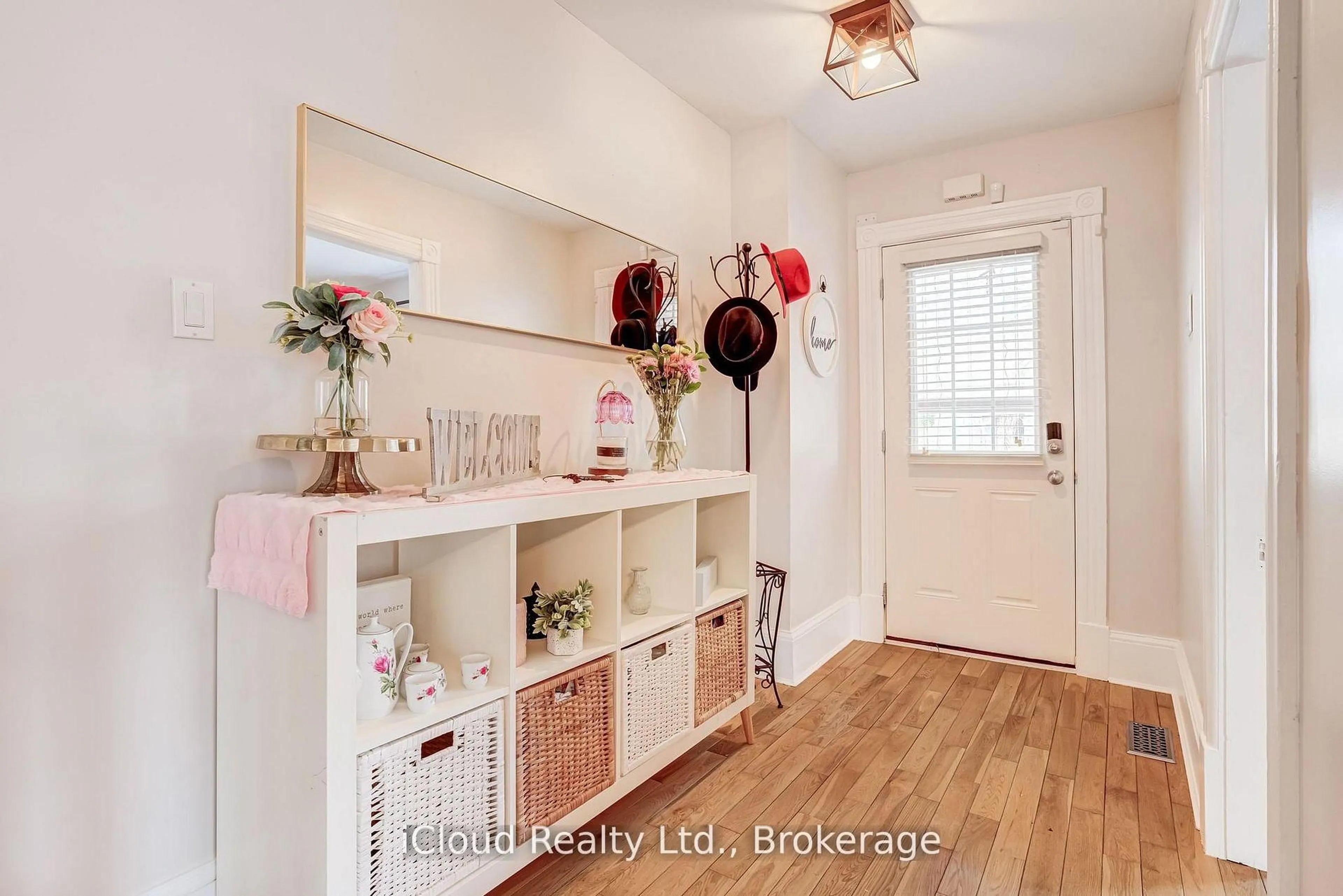 Indoor entryway for 17 Oxford St, Cambridge Ontario N1R 1M3