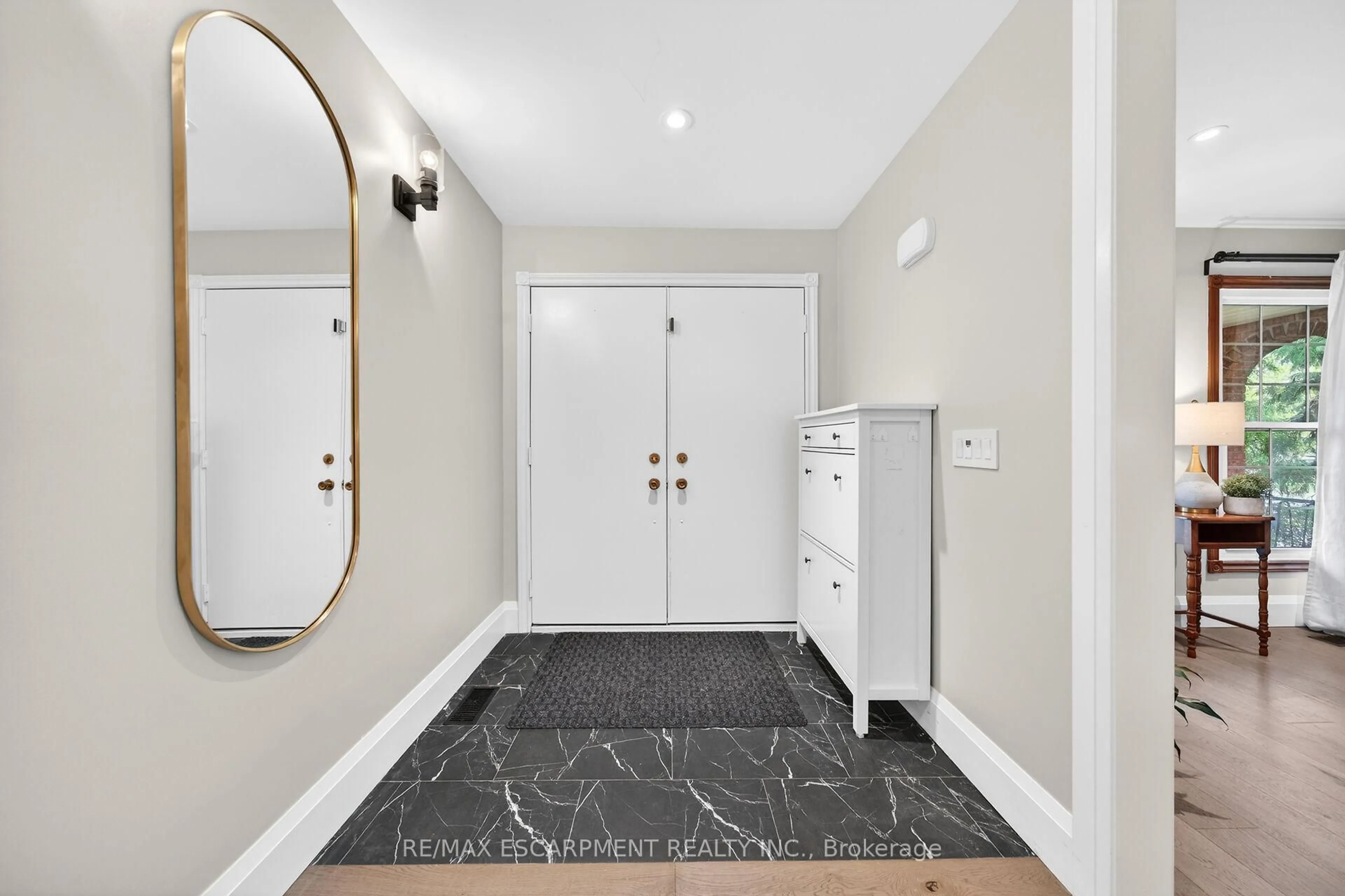 Indoor entryway for 51 President Dr, Hamilton Ontario L8G 4H2