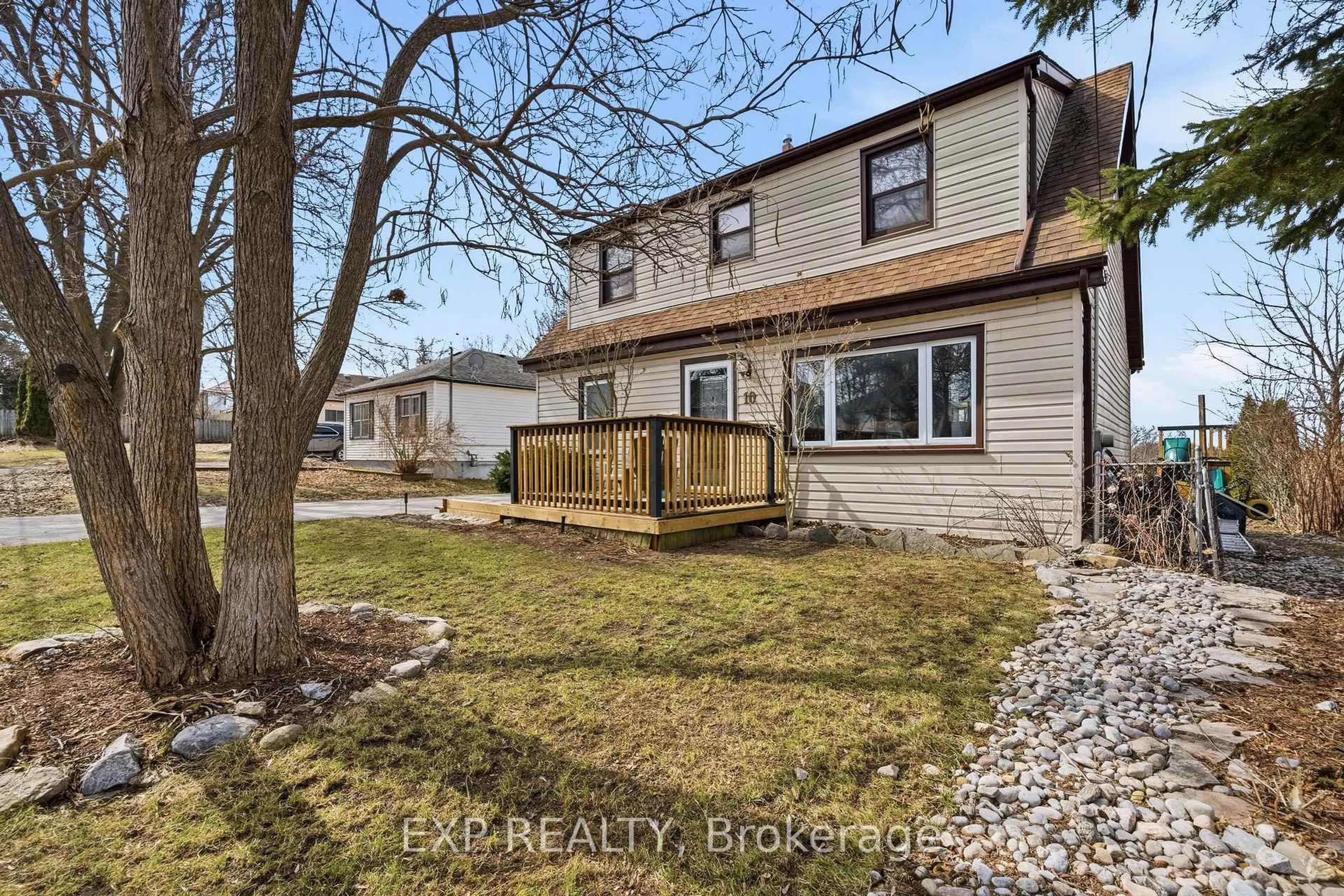 A pic from outside/outdoor area/front of a property/back of a property/a pic from drone, street for 10 Valleyview Cres, Belleville Ontario K8P 3G1