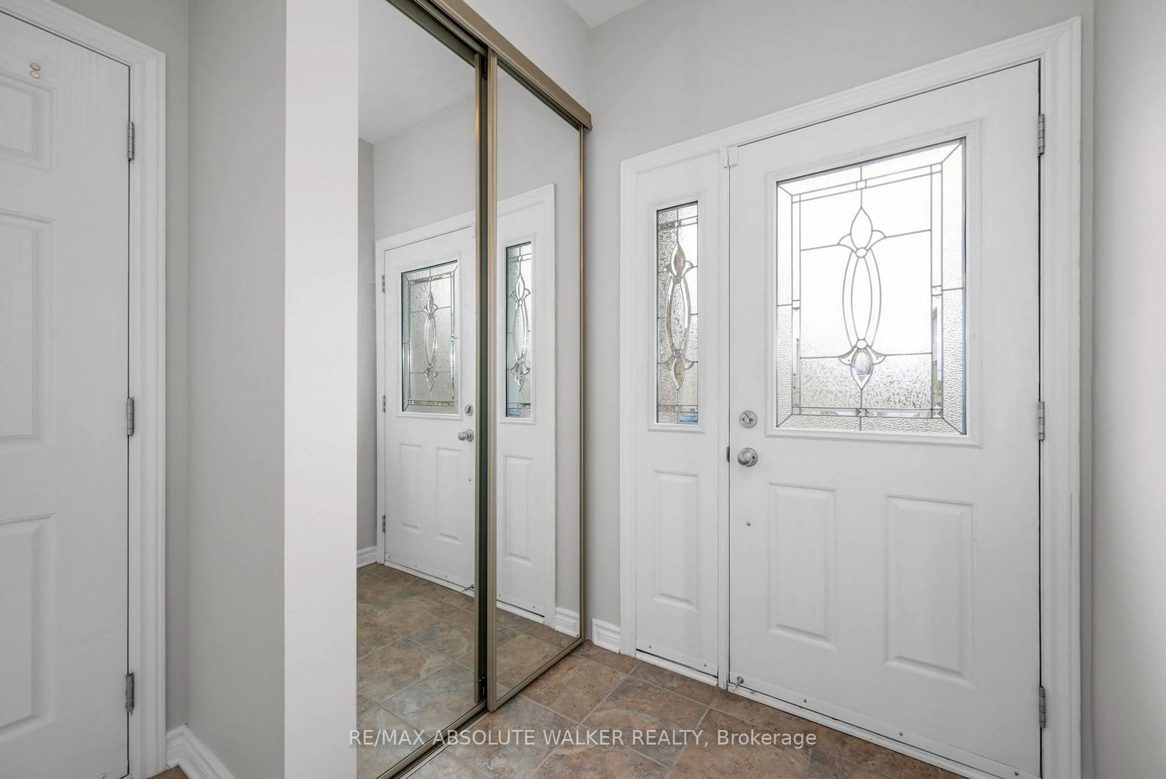 Indoor entryway for 314 Oakcrest Way, Orleans Ontario K4A 0L4