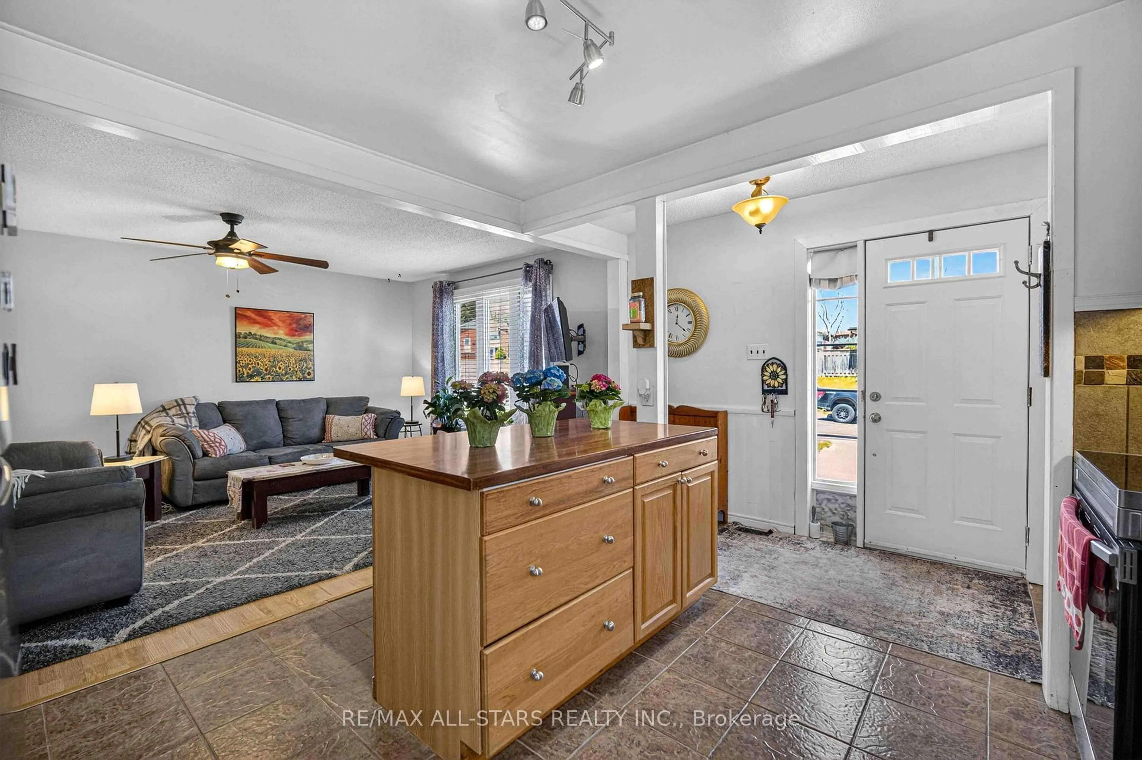 Indoor entryway for 2147 Springwood Rd, Peterborough Ontario K9K 1N7