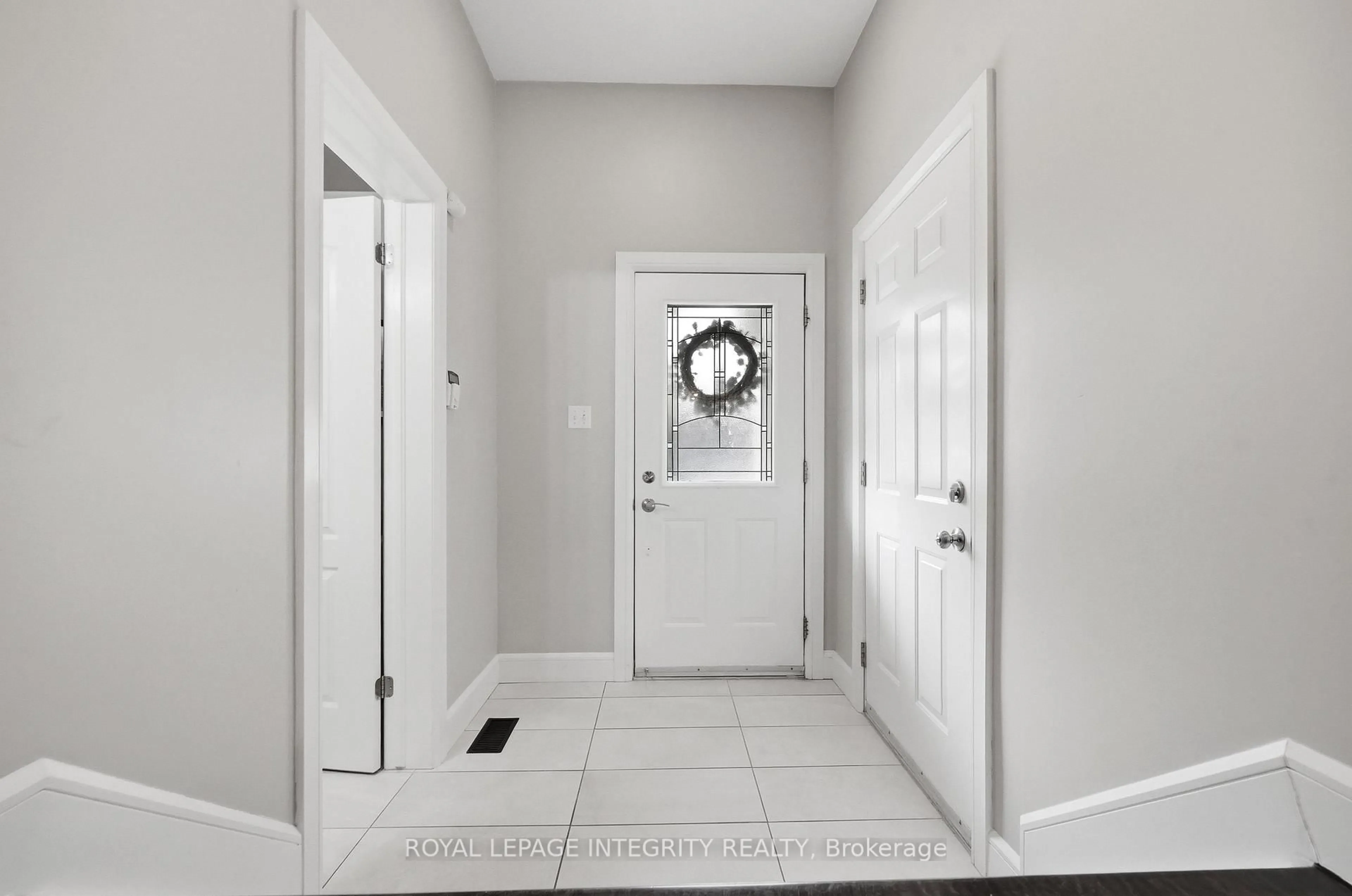 Indoor entryway for 233 Greenridge St, Ottawa Ontario K1C 7R8
