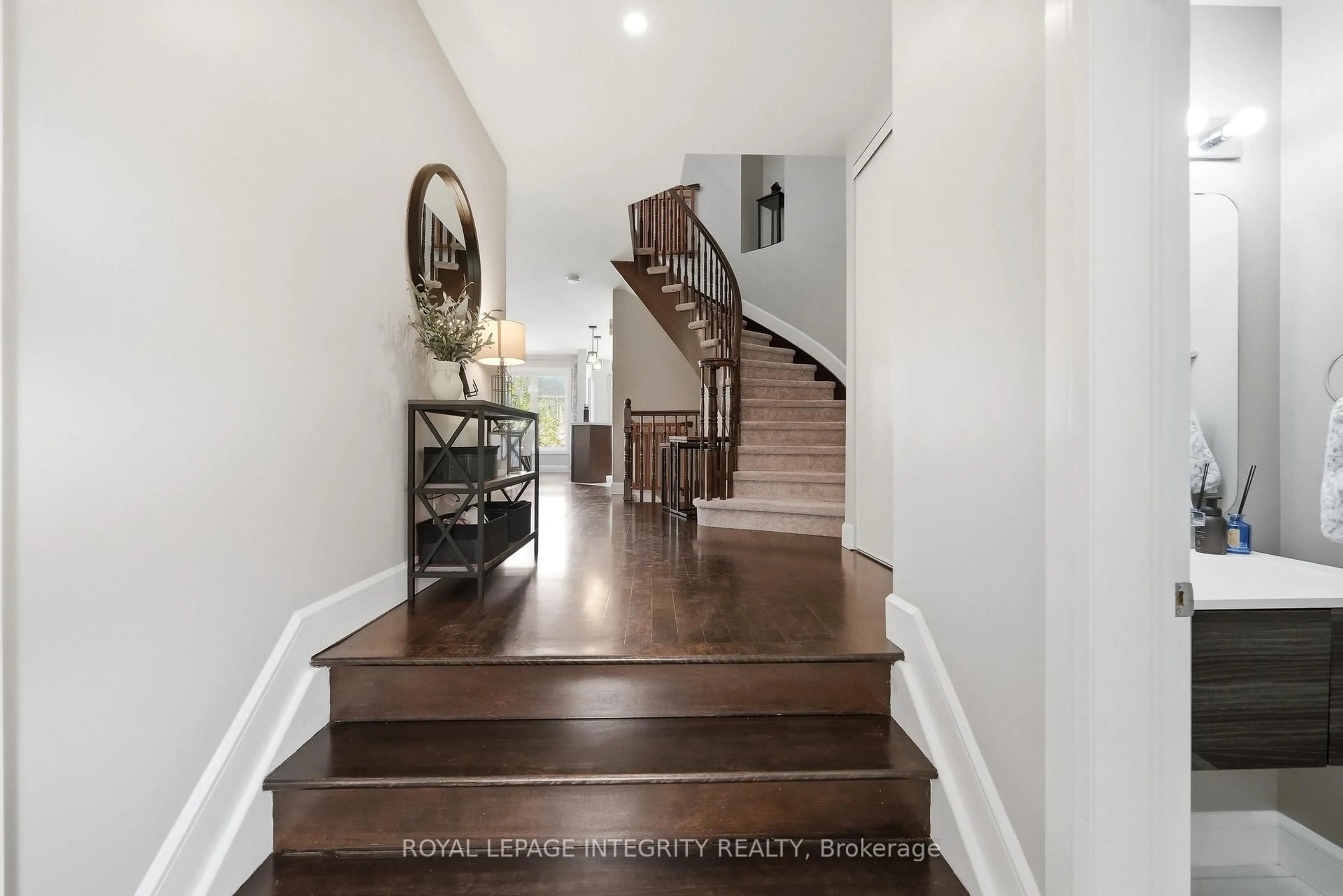 Indoor entryway for 233 Greenridge St, Ottawa Ontario K1C 7R8