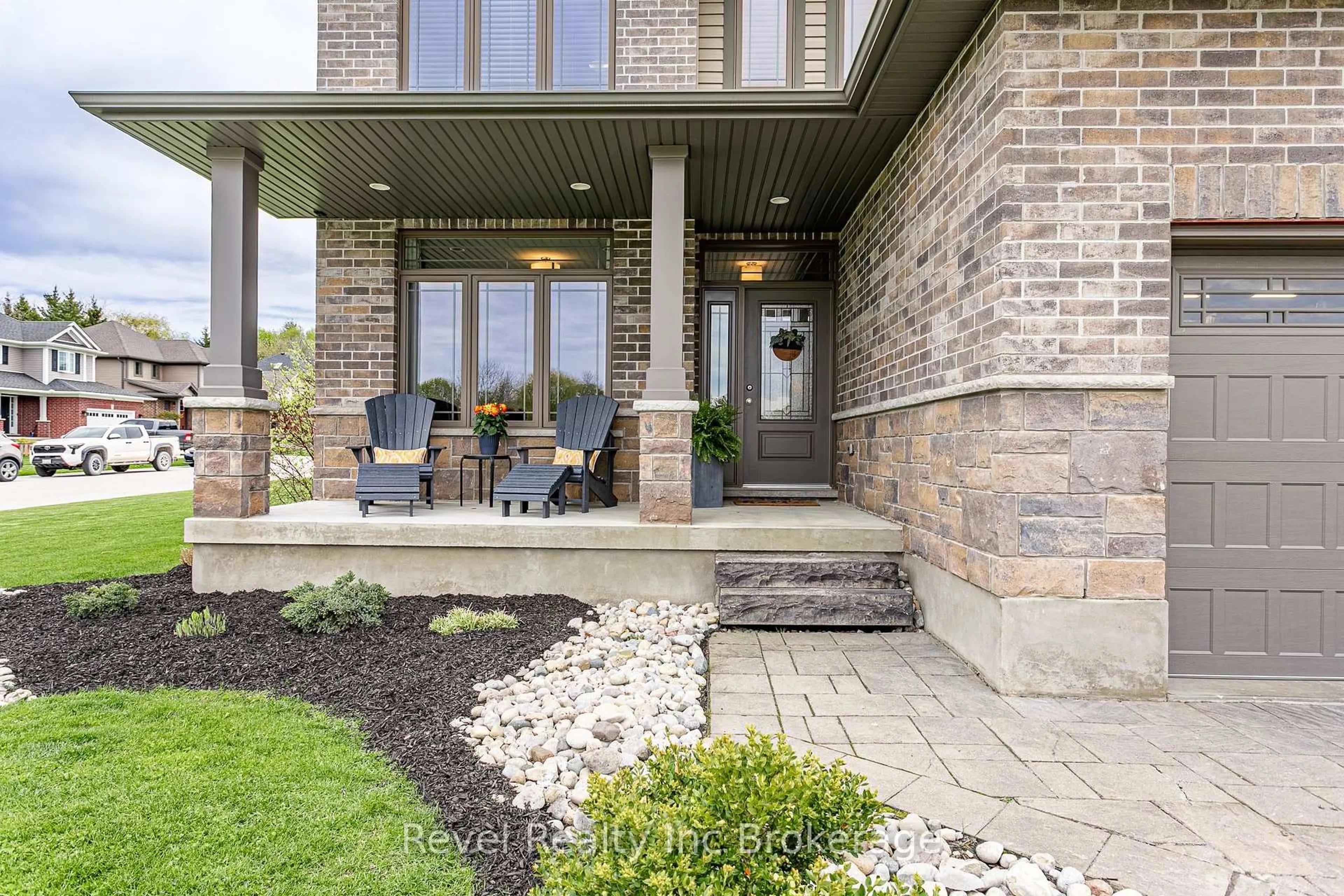 Patio, street for 40 Chatfield St, Ingersoll Ontario N5C 0B3
