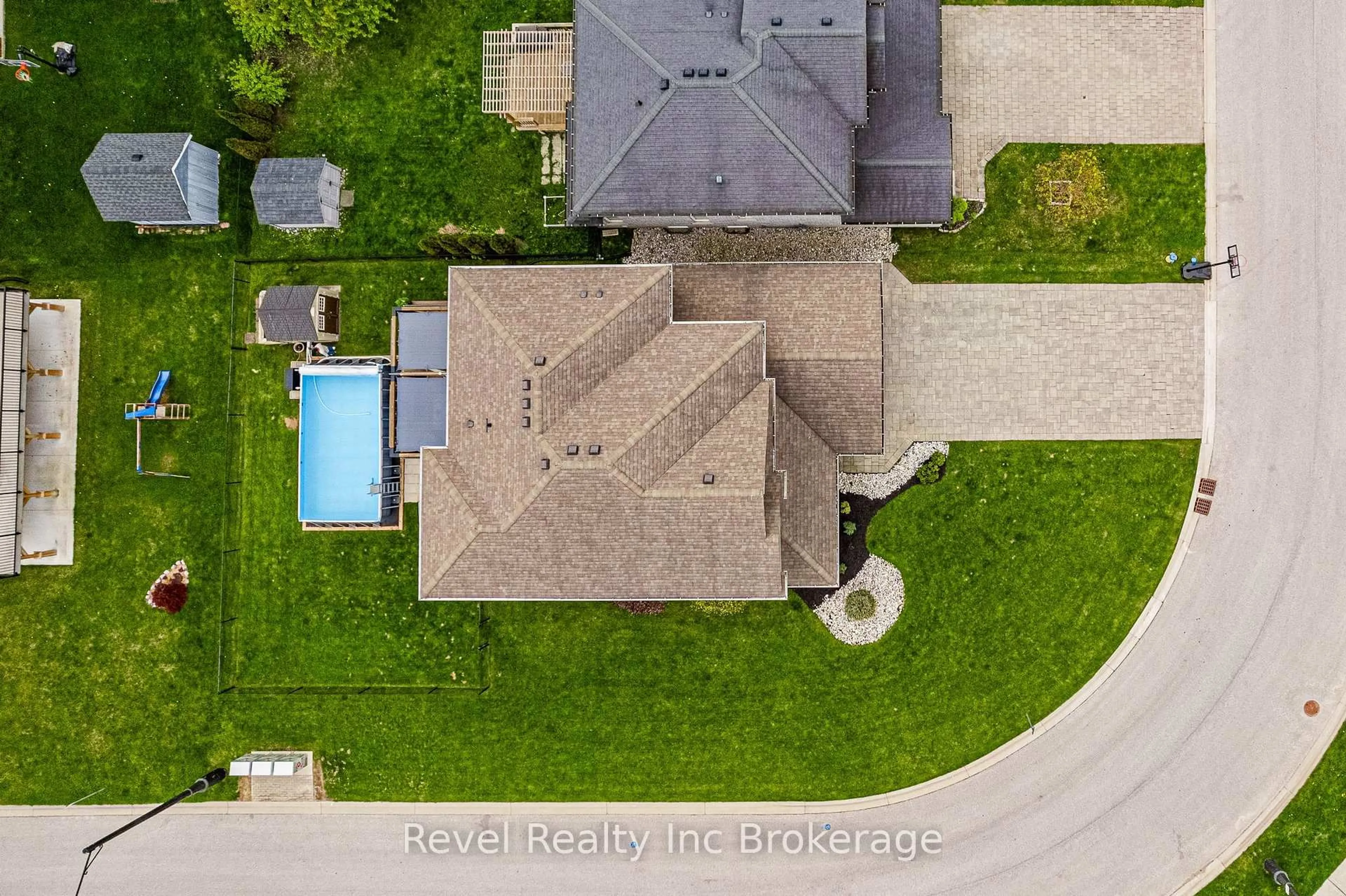 A pic from outside/outdoor area/front of a property/back of a property/a pic from drone, street for 40 Chatfield St, Ingersoll Ontario N5C 0B3