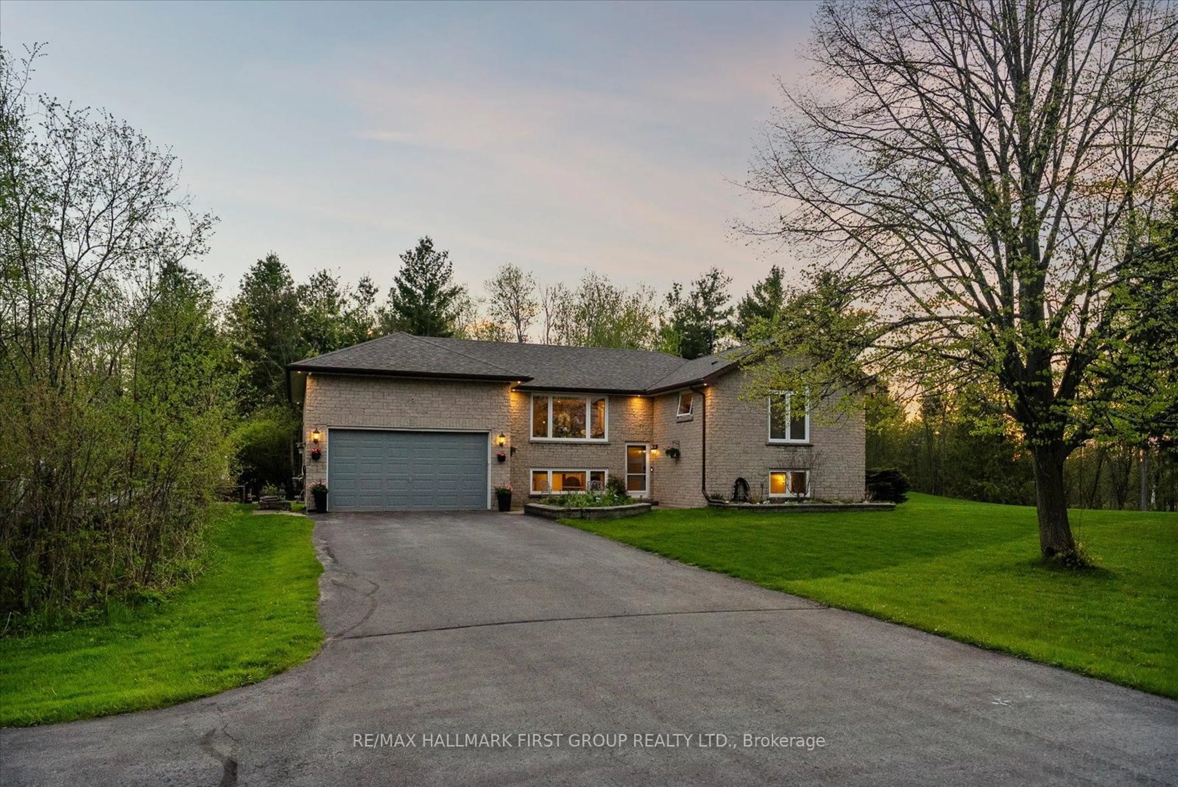 A pic from outside/outdoor area/front of a property/back of a property/a pic from drone, street for 2720 Castle Hill Dr, Hamilton Township Ontario K9A 0M3